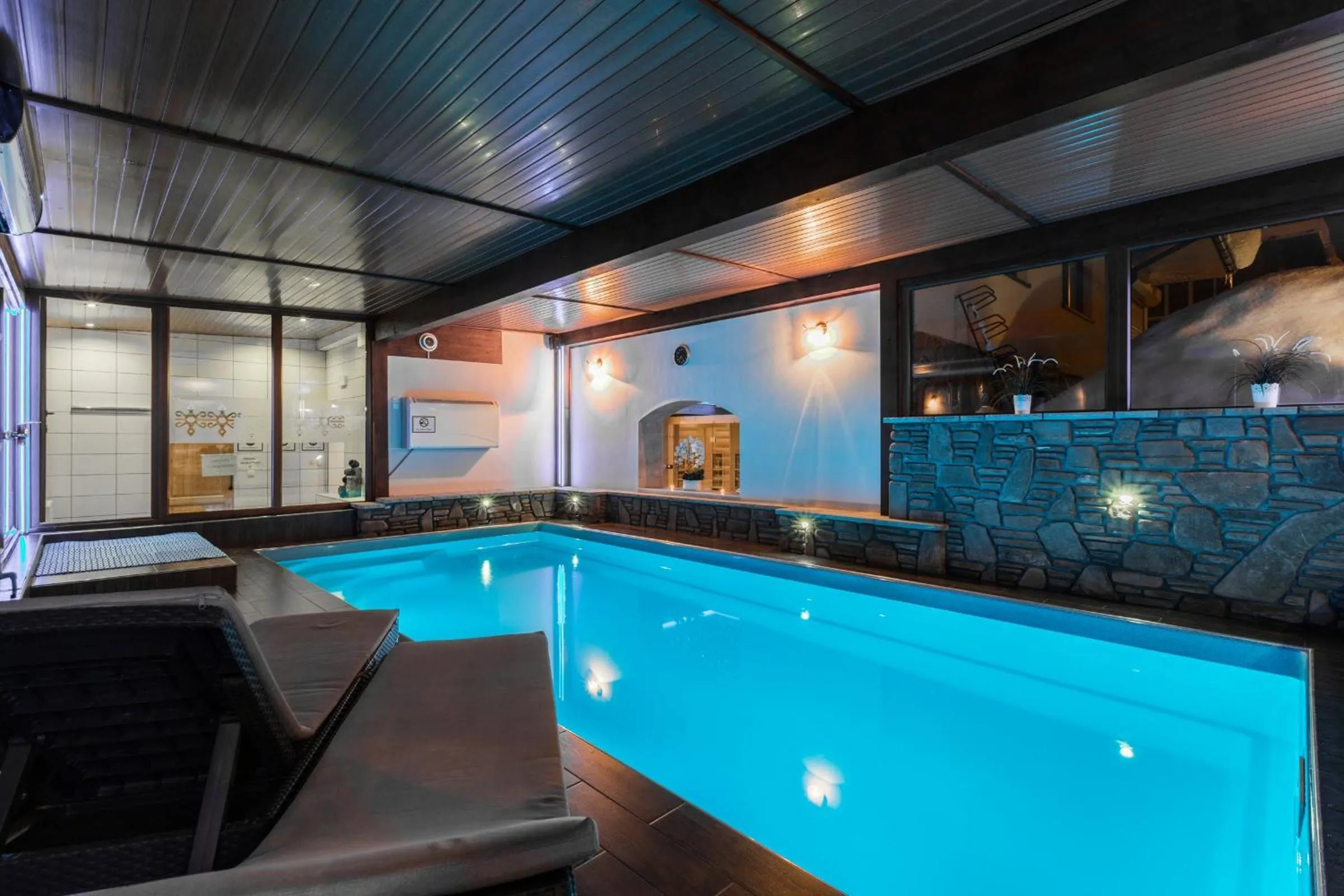 Swimming pool in Willa Serafin-basen, sauny i jacuzzi w Willa Baciarka dodatkowo płatne