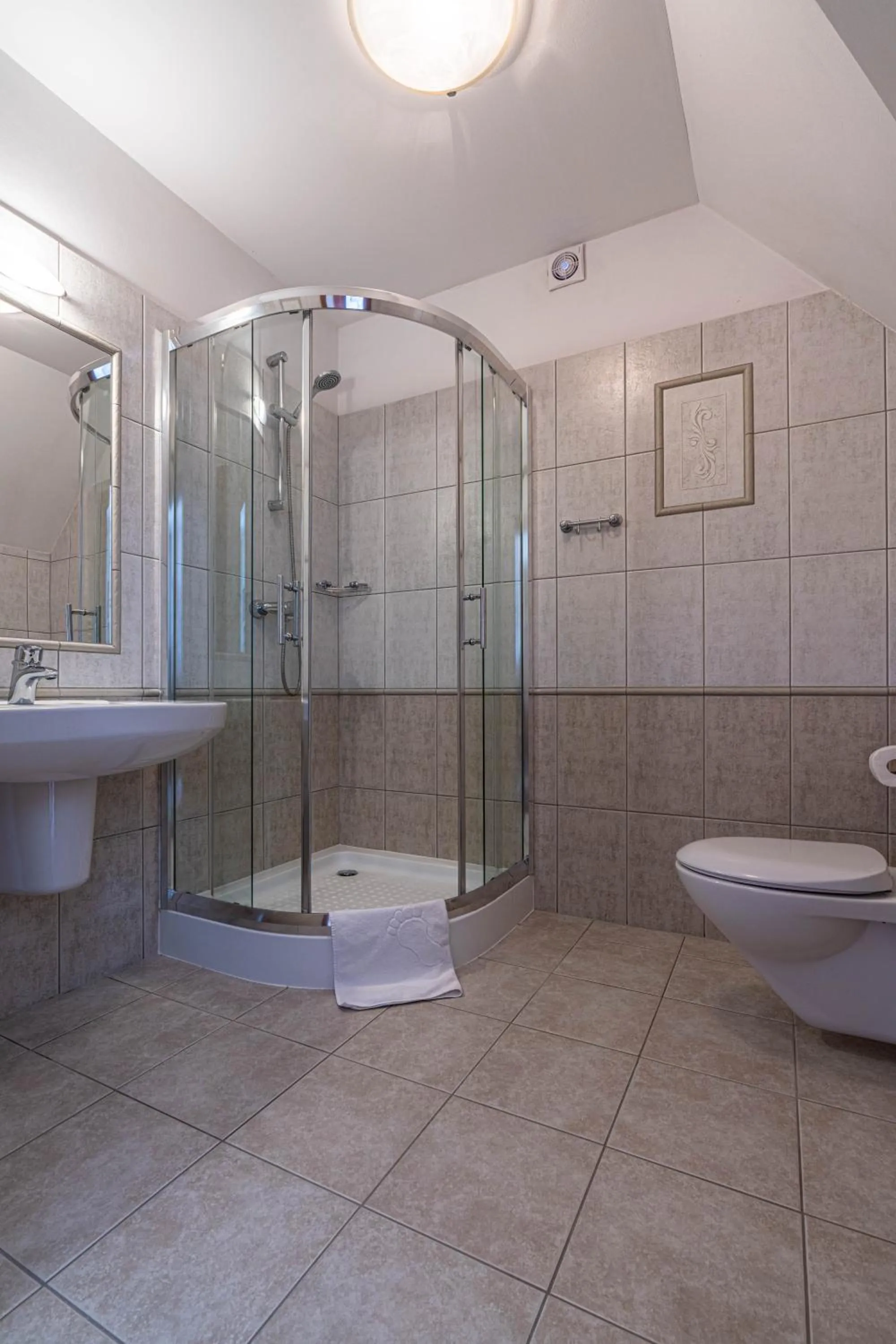 Shower in Willa Serafin-basen, sauny i jacuzzi w Willa Baciarka dodatkowo płatne