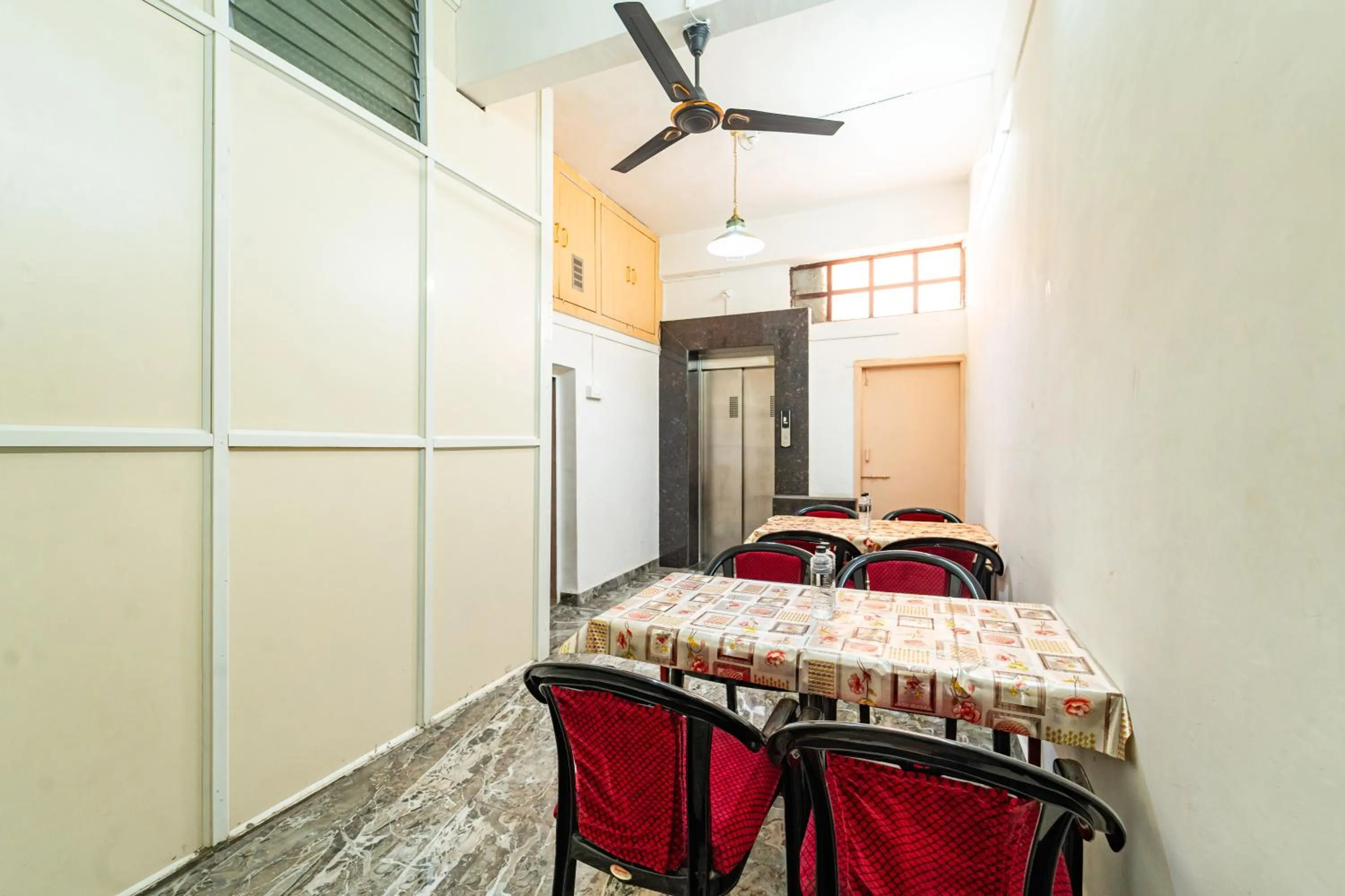 Dining area in Itsy Hotels Mansi