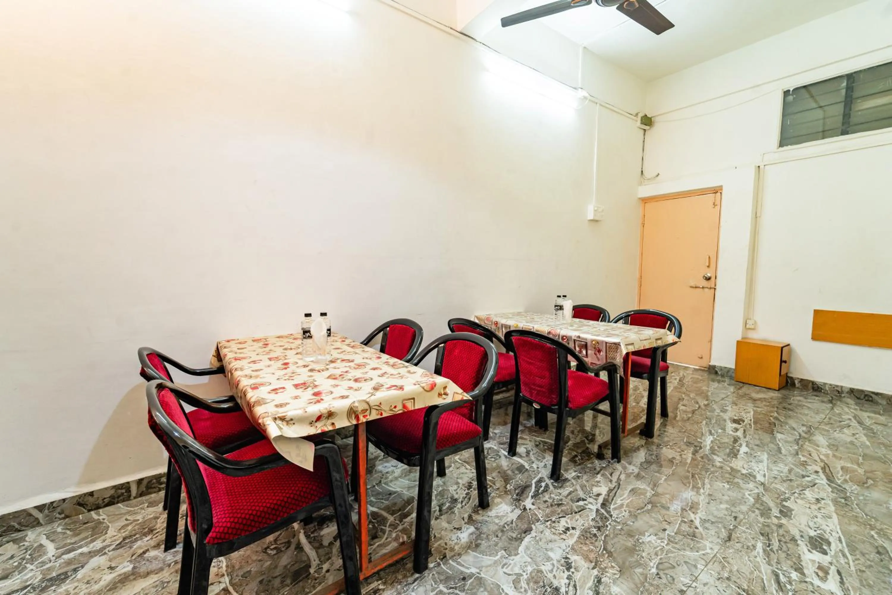 Dining area in Itsy Hotels Mansi