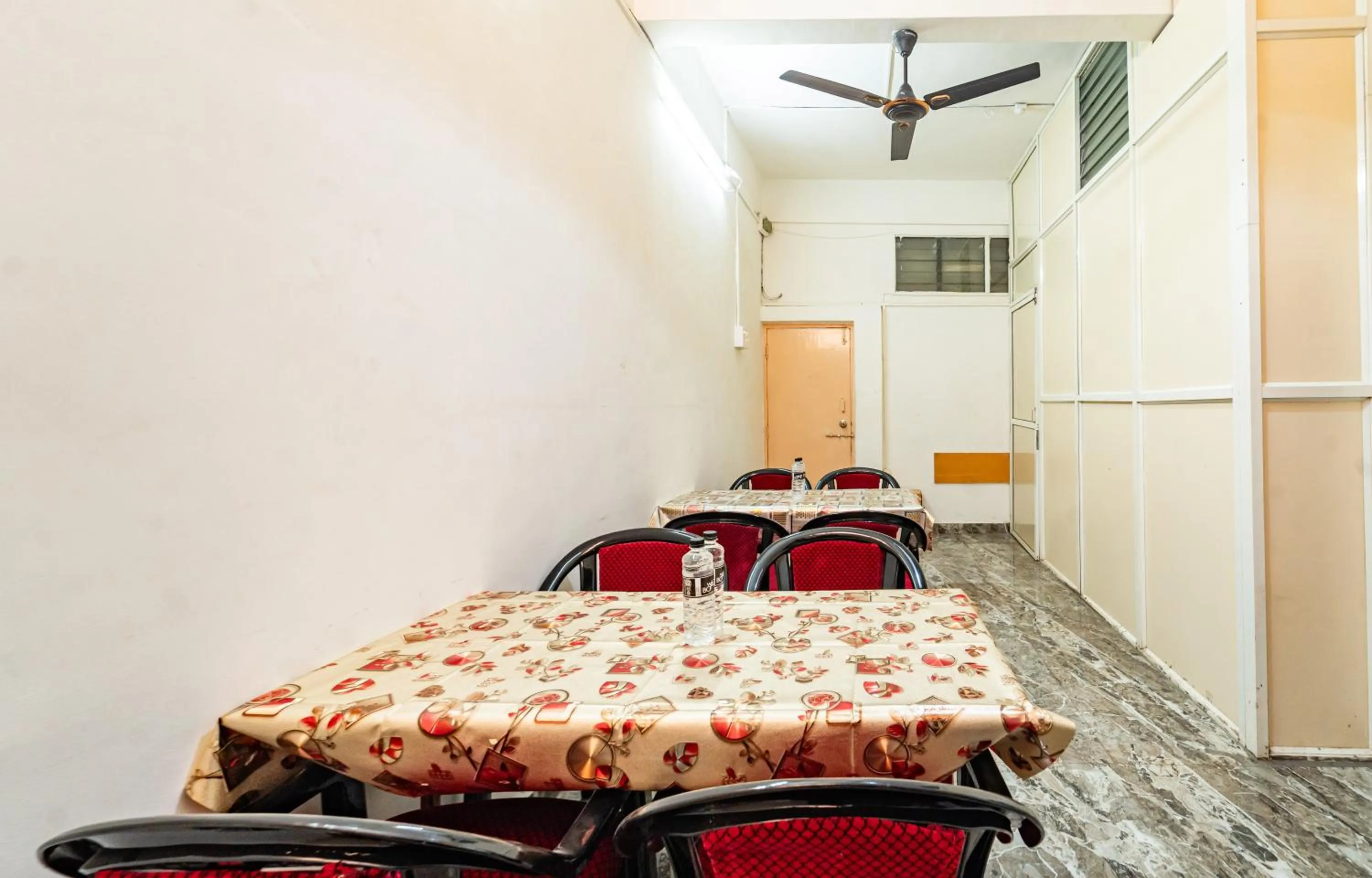 Dining area in Itsy Hotels Mansi