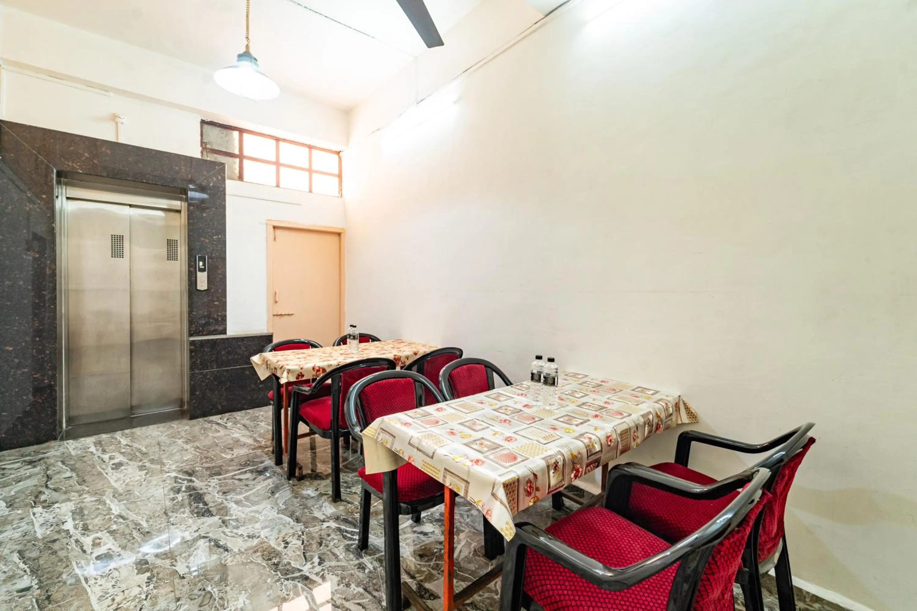 Dining area in Itsy Hotels Mansi