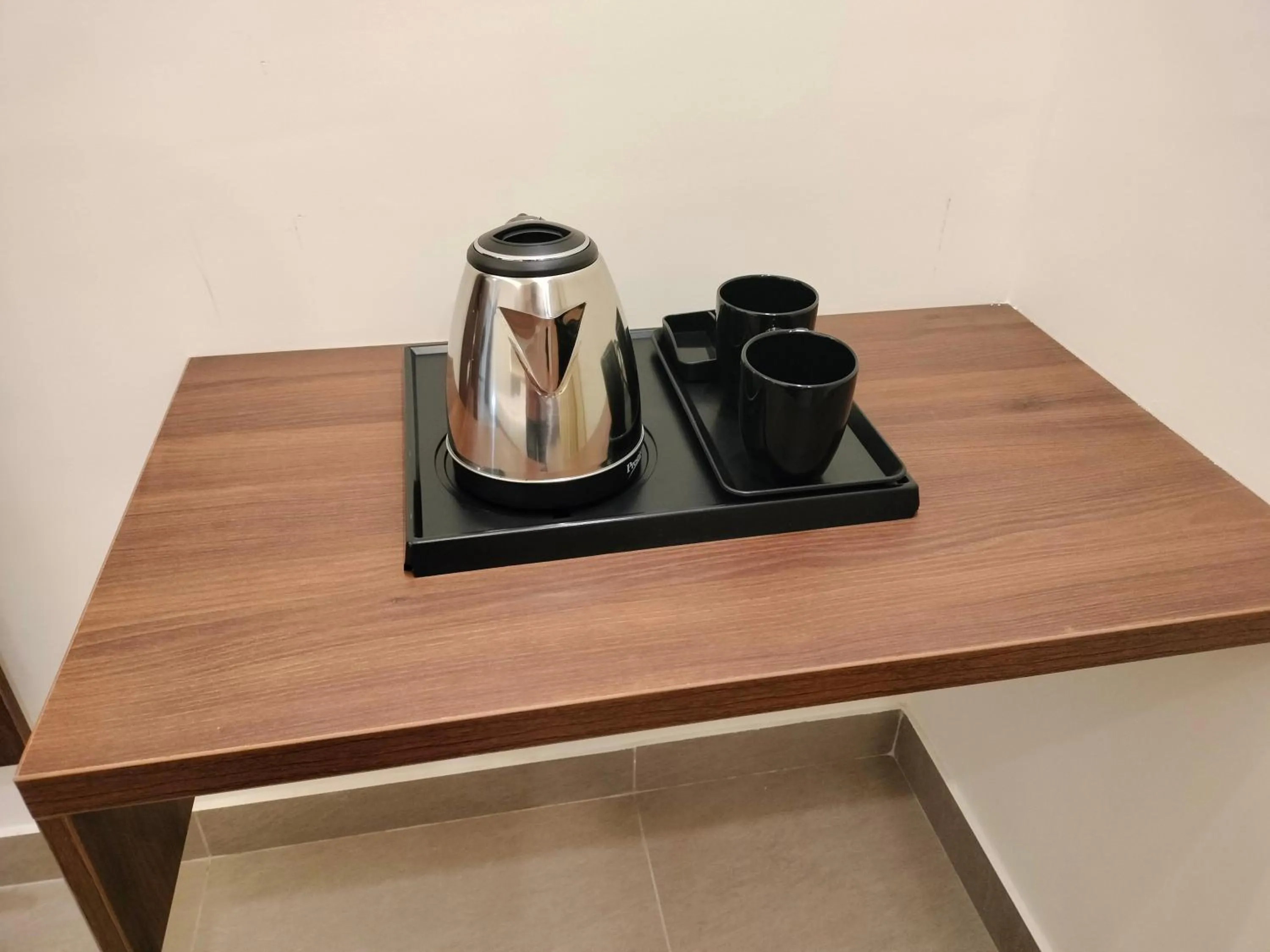 Coffee/tea facilities in Globus Hotel by Silicon Hearth