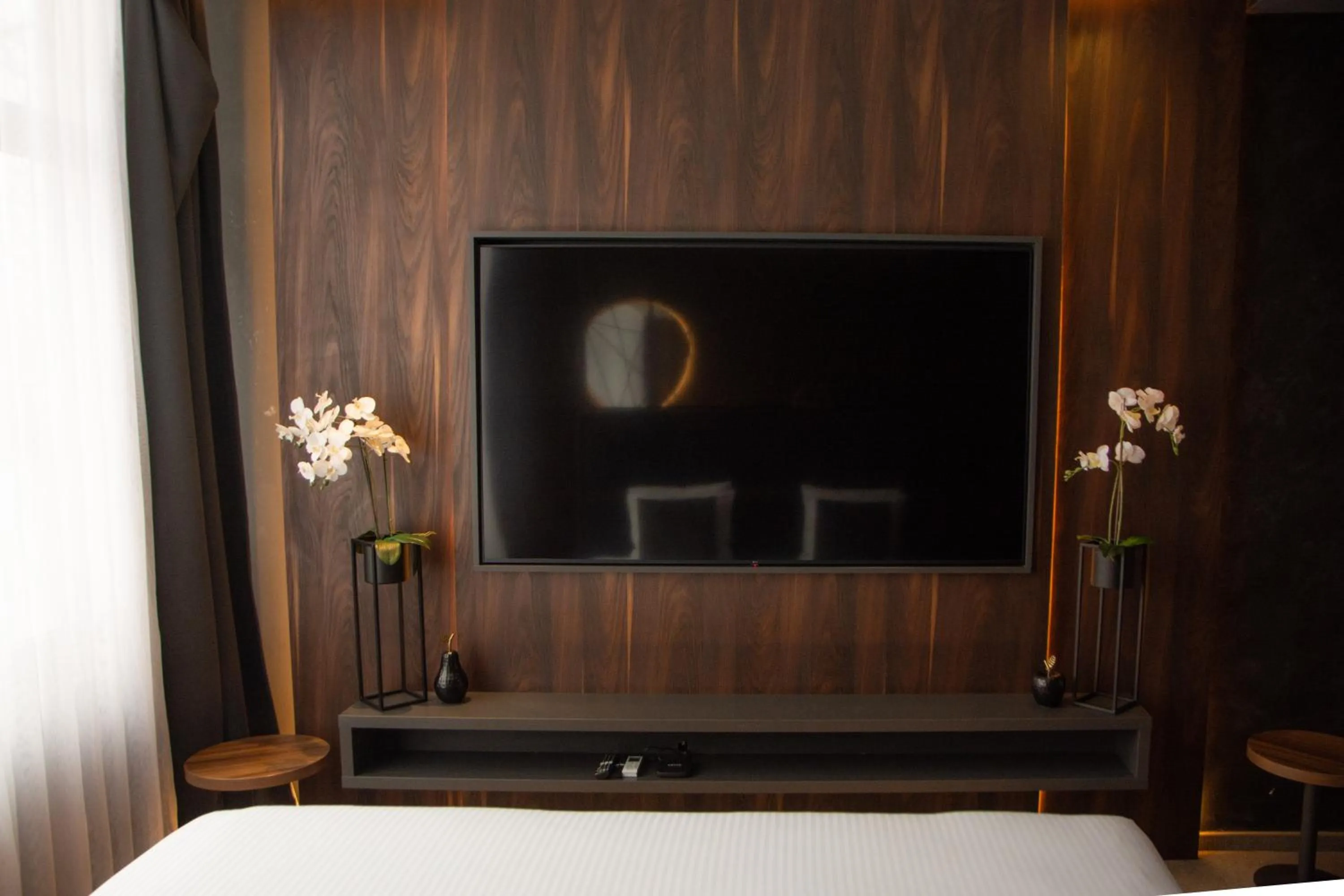 Photo of the whole room, Bed in Olivia Rooms