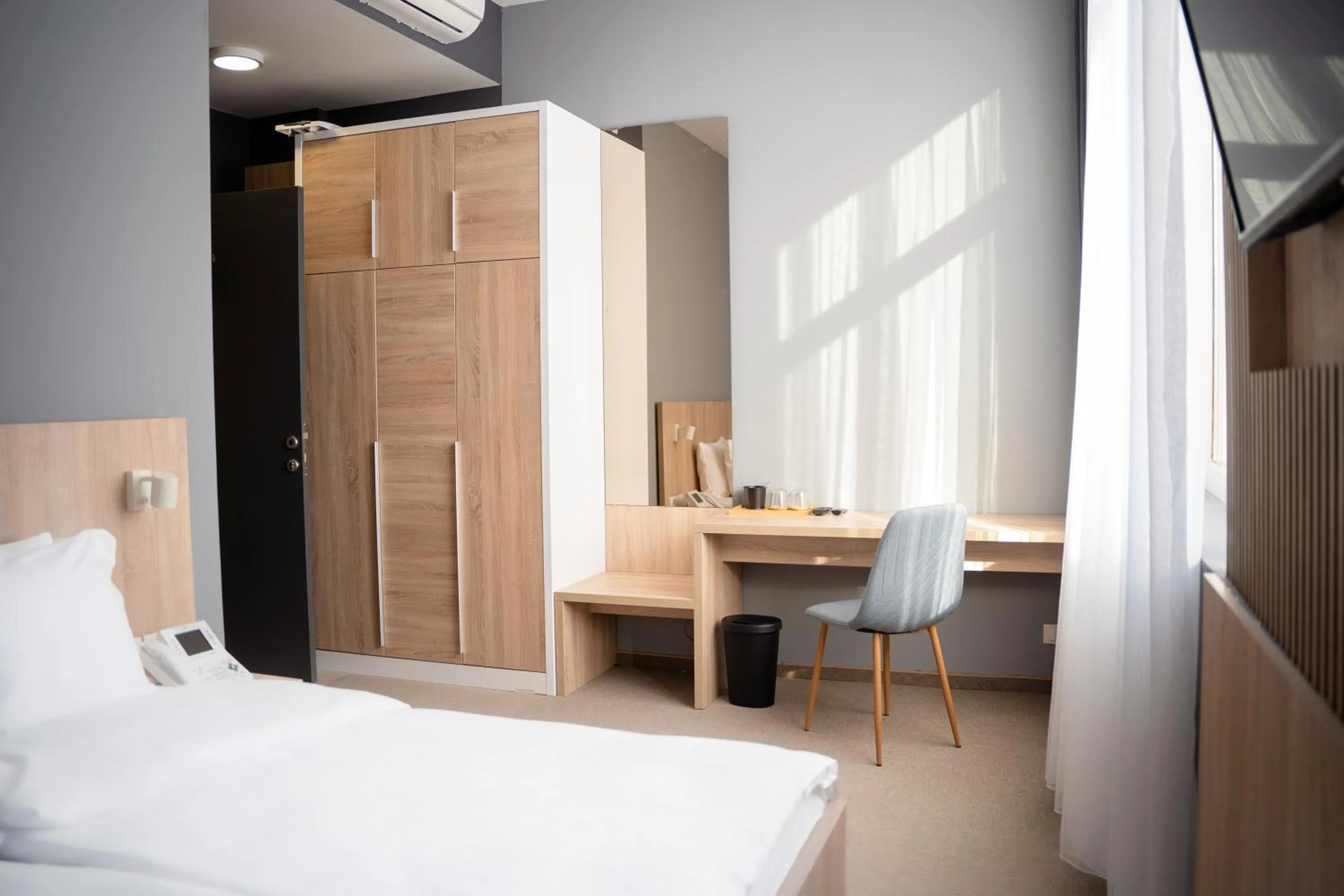 Photo of the whole room, Bed in Olivia Rooms