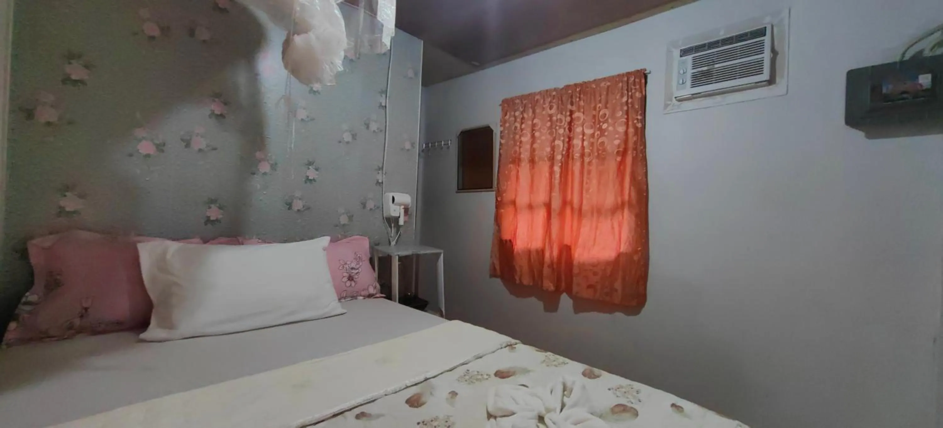 Photo of the whole room, Bed in Eashanti's Place