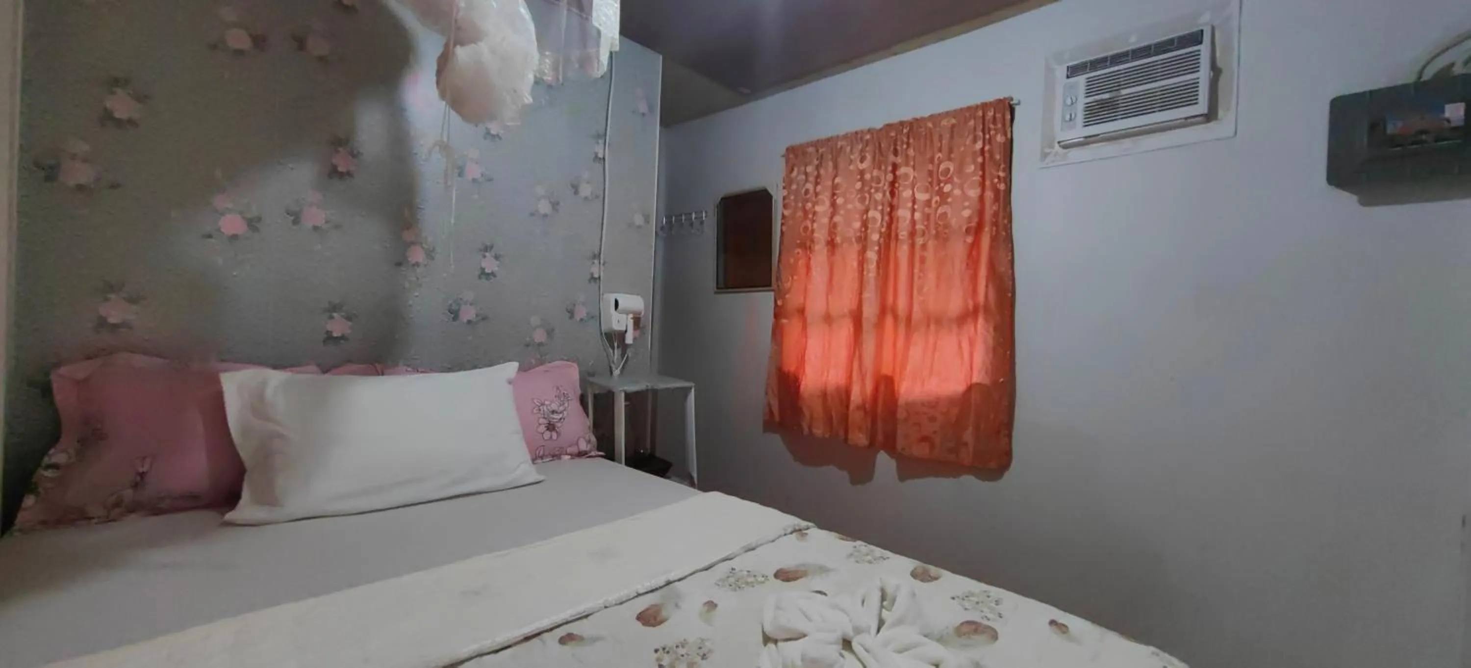 Photo of the whole room, Bed in Eashanti's Place