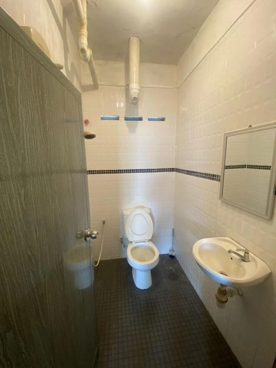 Bathroom in OYO 90910 Homestay D Lalang Inn