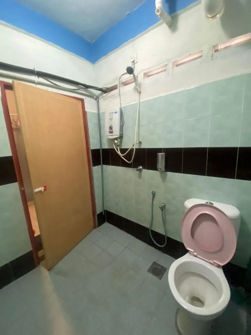 Bathroom in OYO 90910 Homestay D Lalang Inn