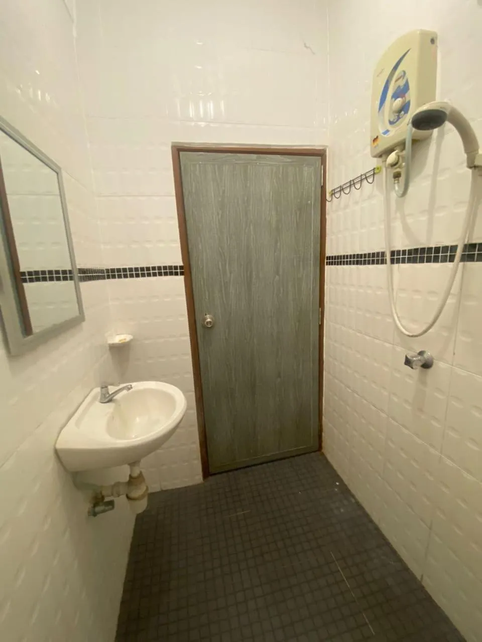 Bathroom in OYO 90910 Homestay D Lalang Inn