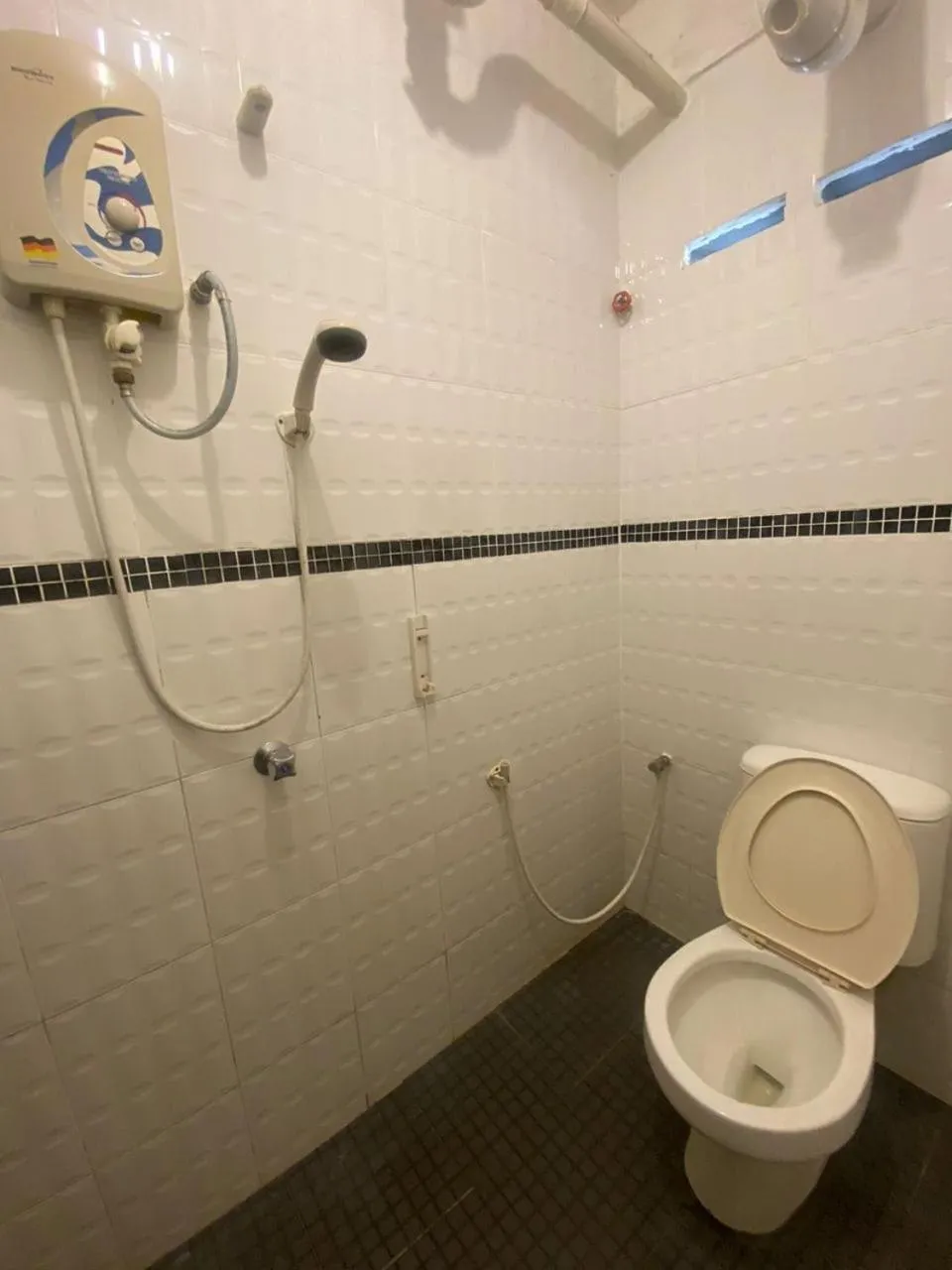 Bathroom in OYO 90910 Homestay D Lalang Inn