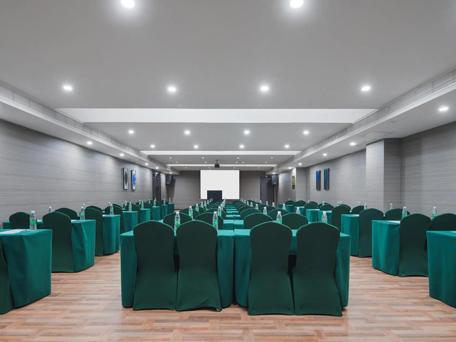 Park Inn by Radisson Hanzhong Central Square & High speed rail station