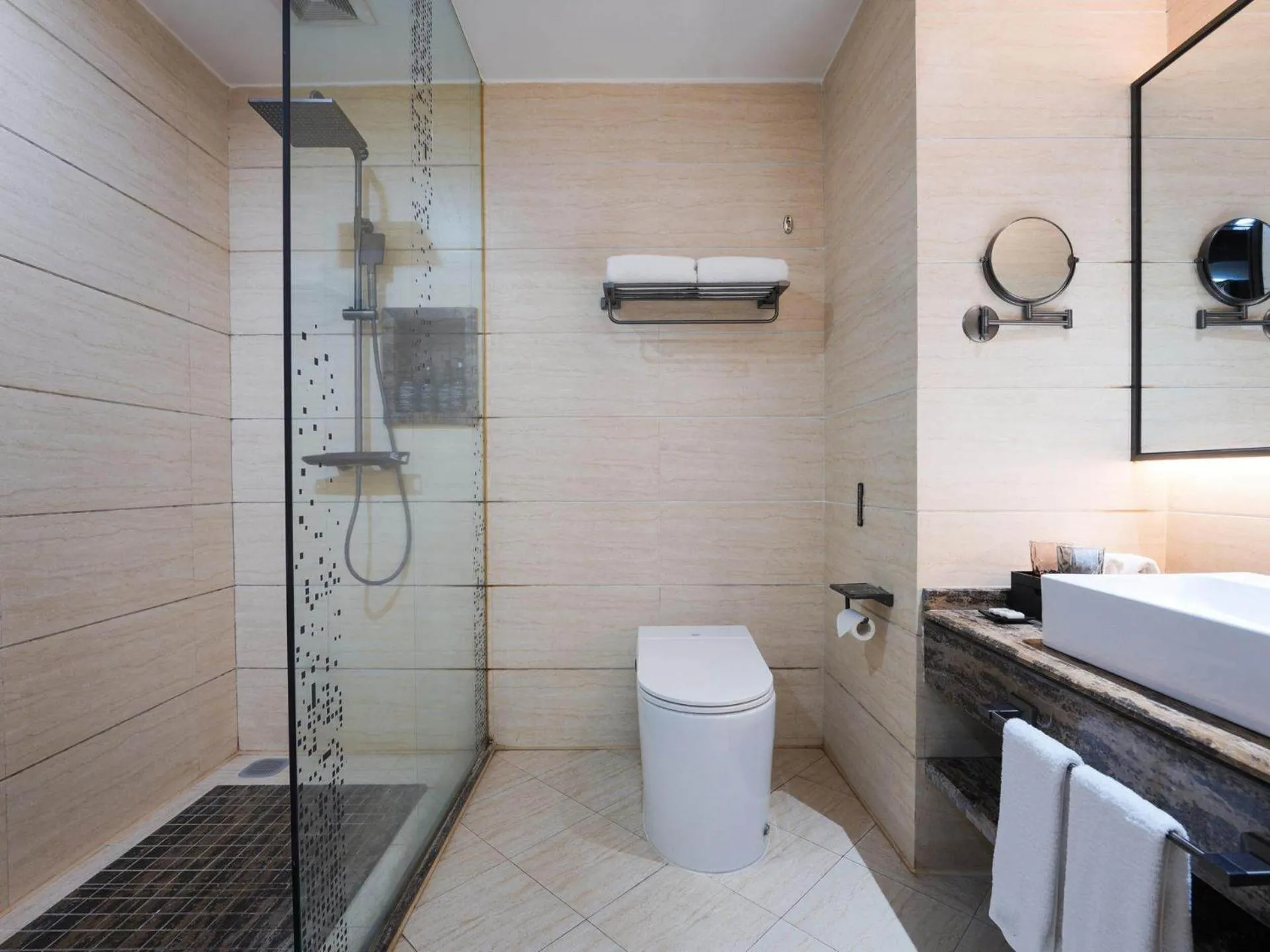 Park Inn by Radisson Hanzhong Central Square & High speed rail station