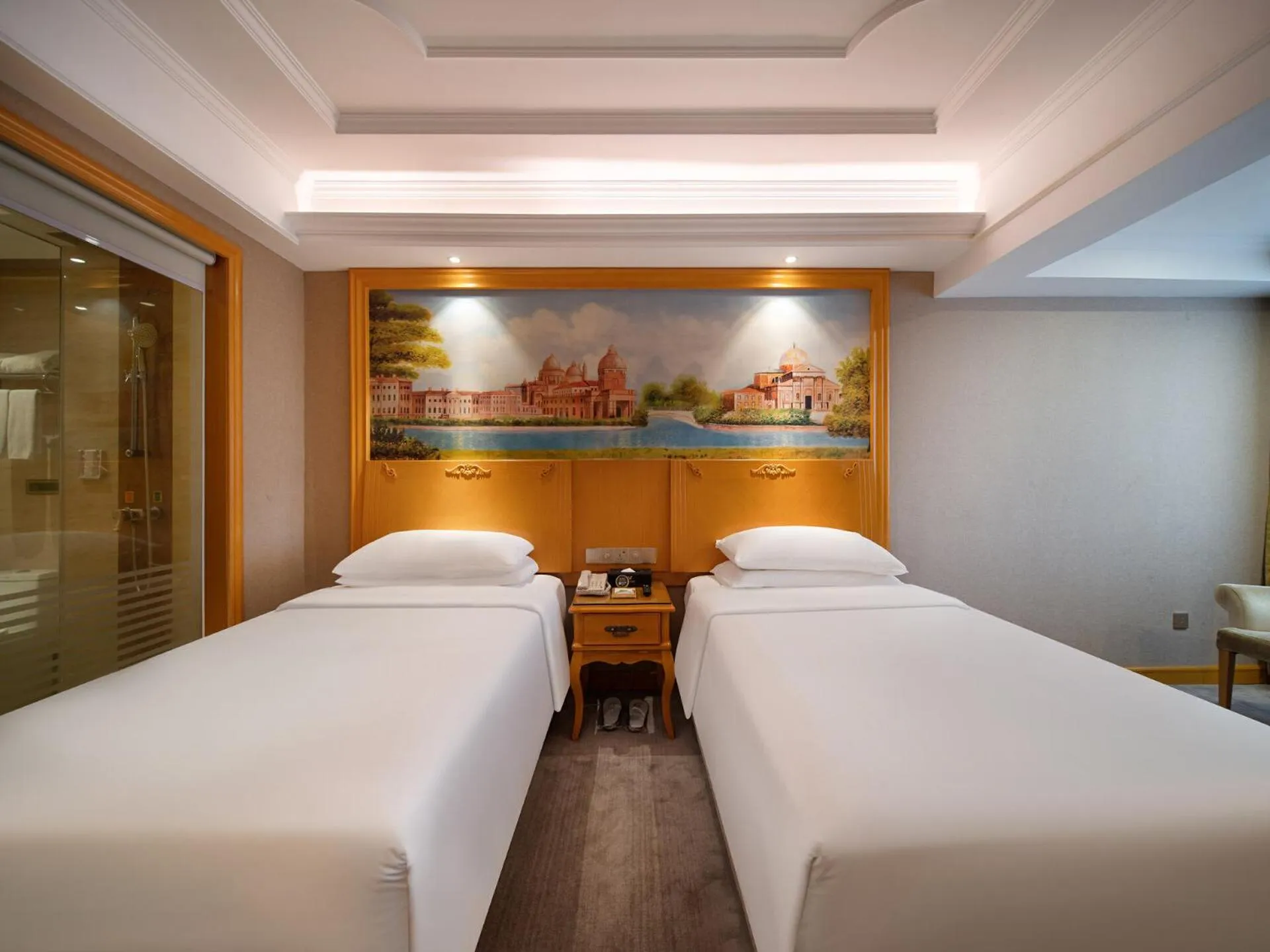 Bed in Vienna International Hotel Shenzhen Longhua Xiken