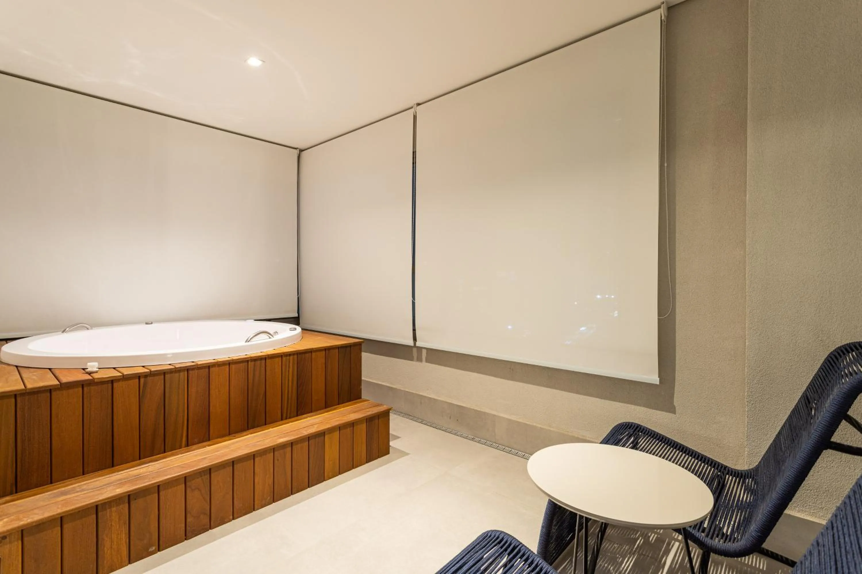 Hot Tub, Bed in Iconyc House of Charlie