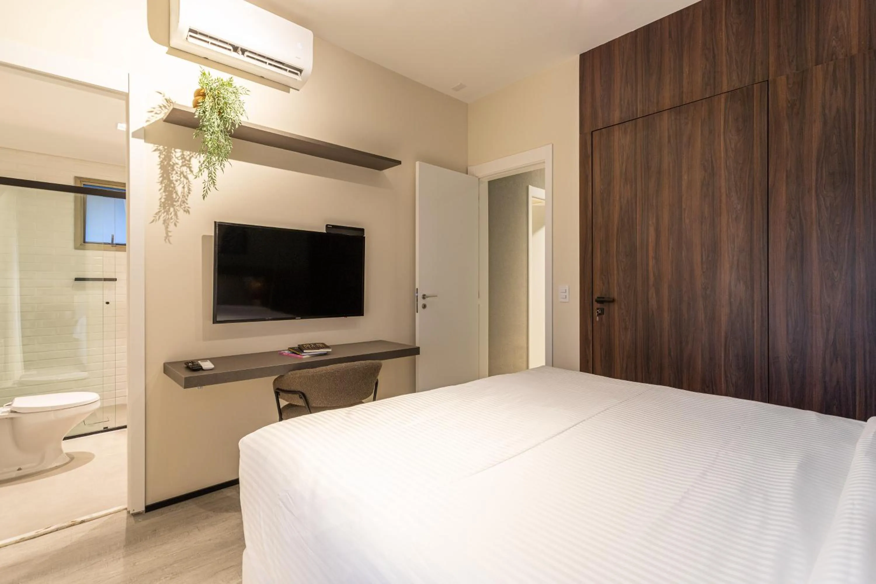 Shower, Bed in Iconyc House of Charlie