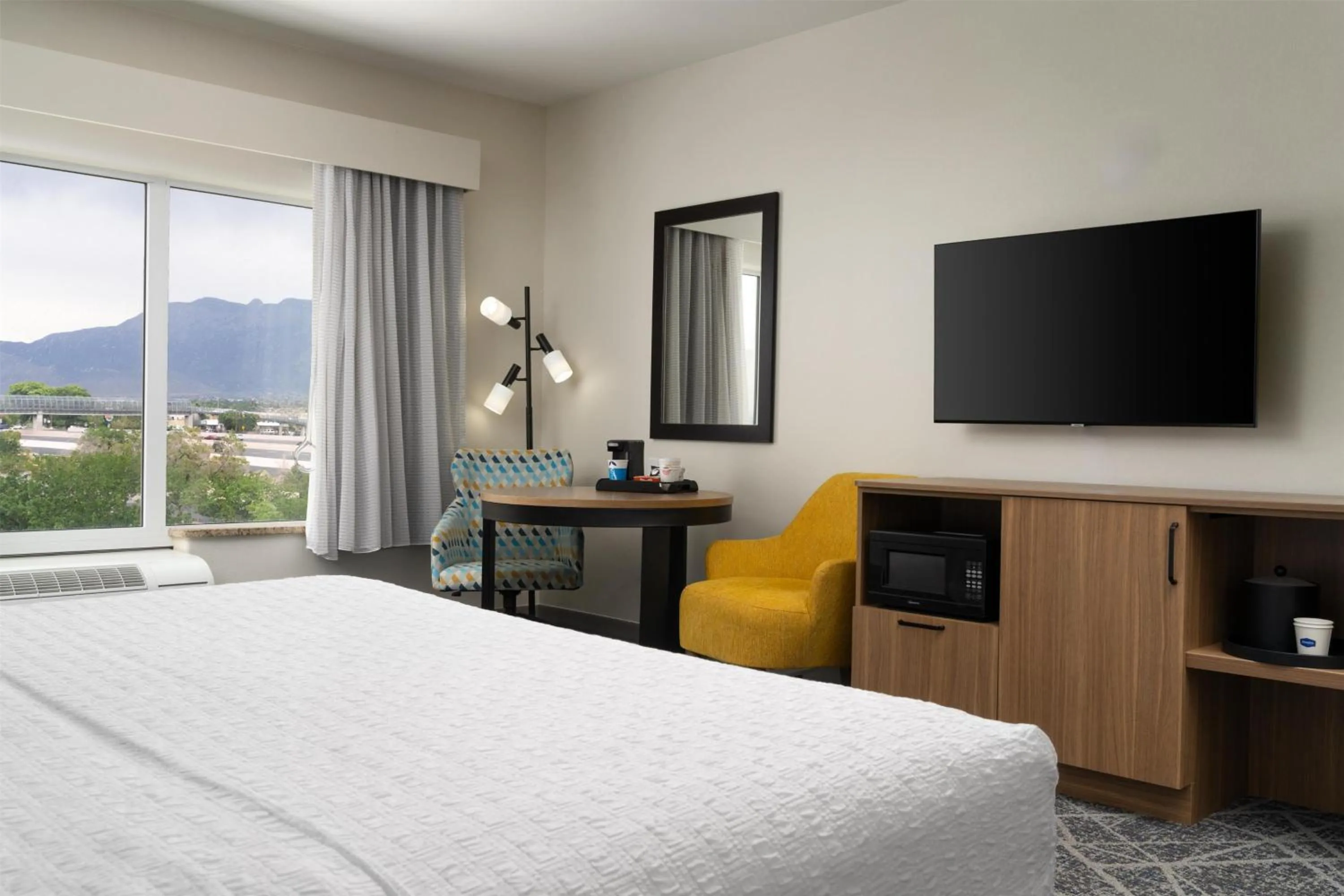 Bedroom, Bed in Hampton Inn & Suites Albuquerque North/I-25