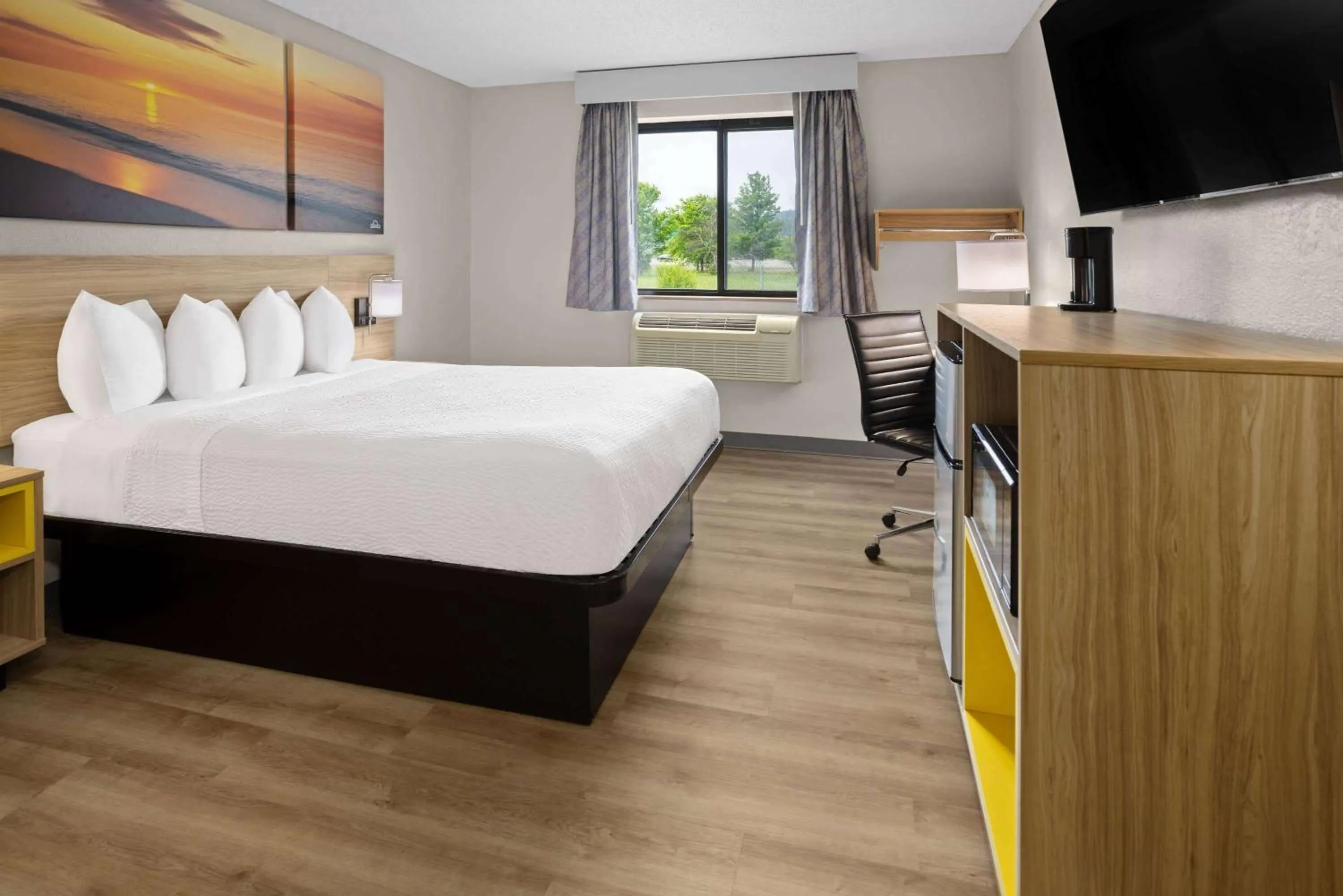 Photo of the whole room, Bed in Days Inn by Wyndham Hornell NY