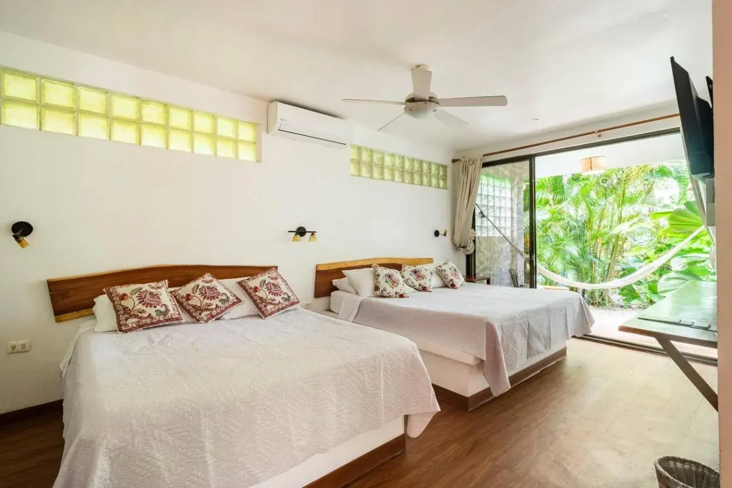 Deluxe Quadruple Room in Dreamcatcher Hotel - Live the Dream of Santa Teresa Deluxe Quadruple Room in Dreamcatcher Hotel - Live the Dream of Santa Teresa