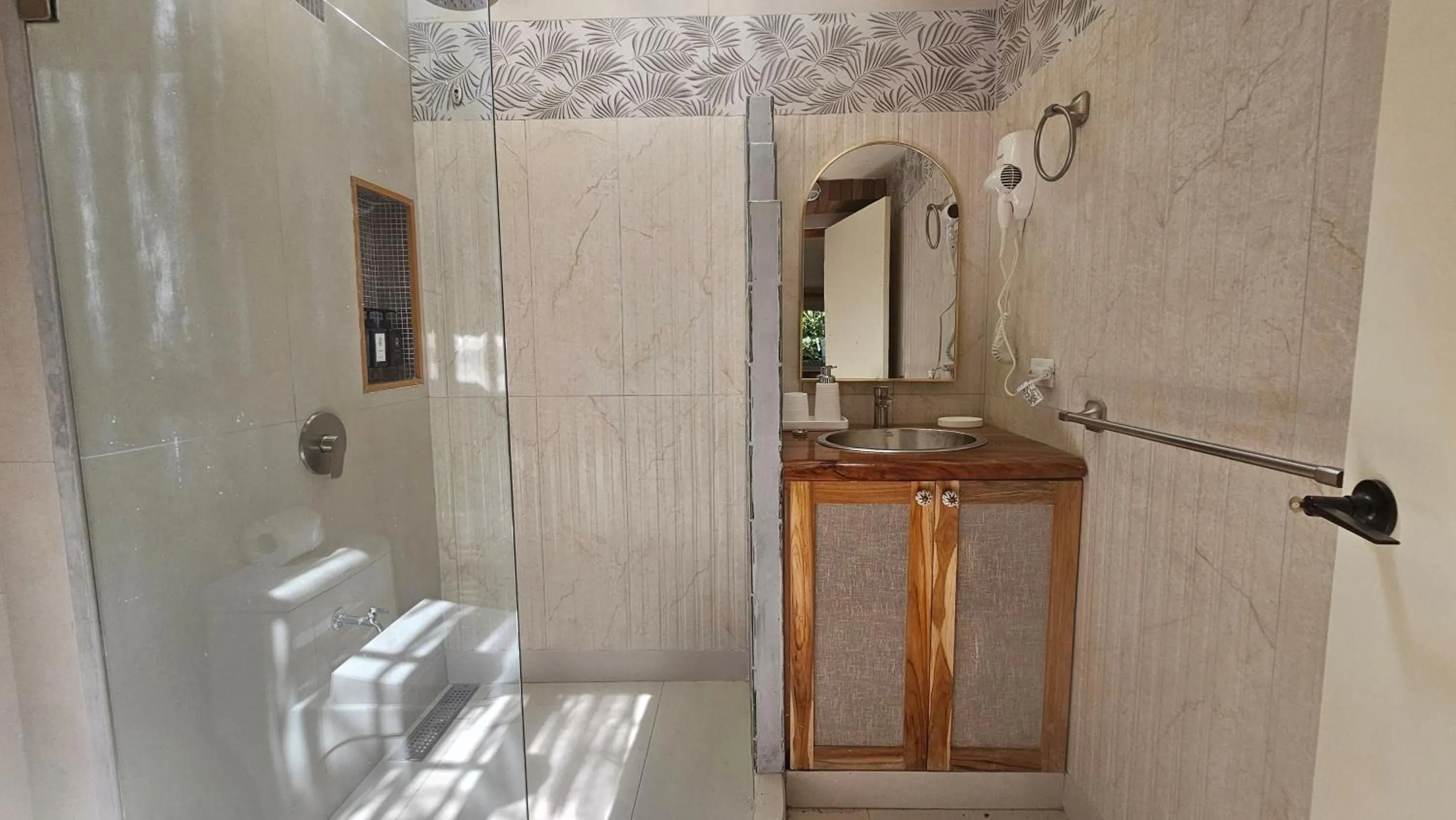 Deluxe King Room in Dreamcatcher Hotel - Live the Dream of Santa Teresa