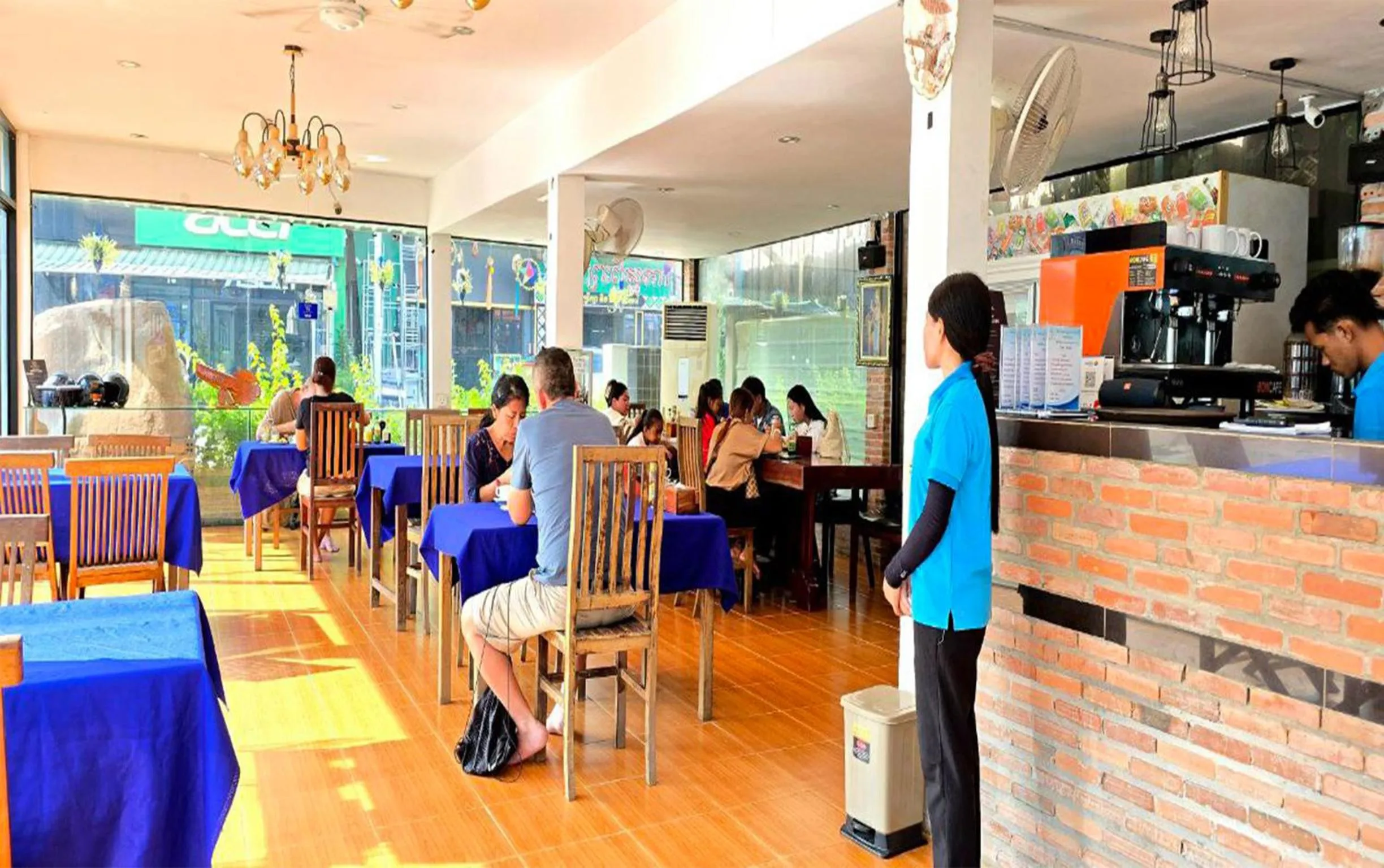 Restaurant/places to eat in Blossoming Romduol Boutique