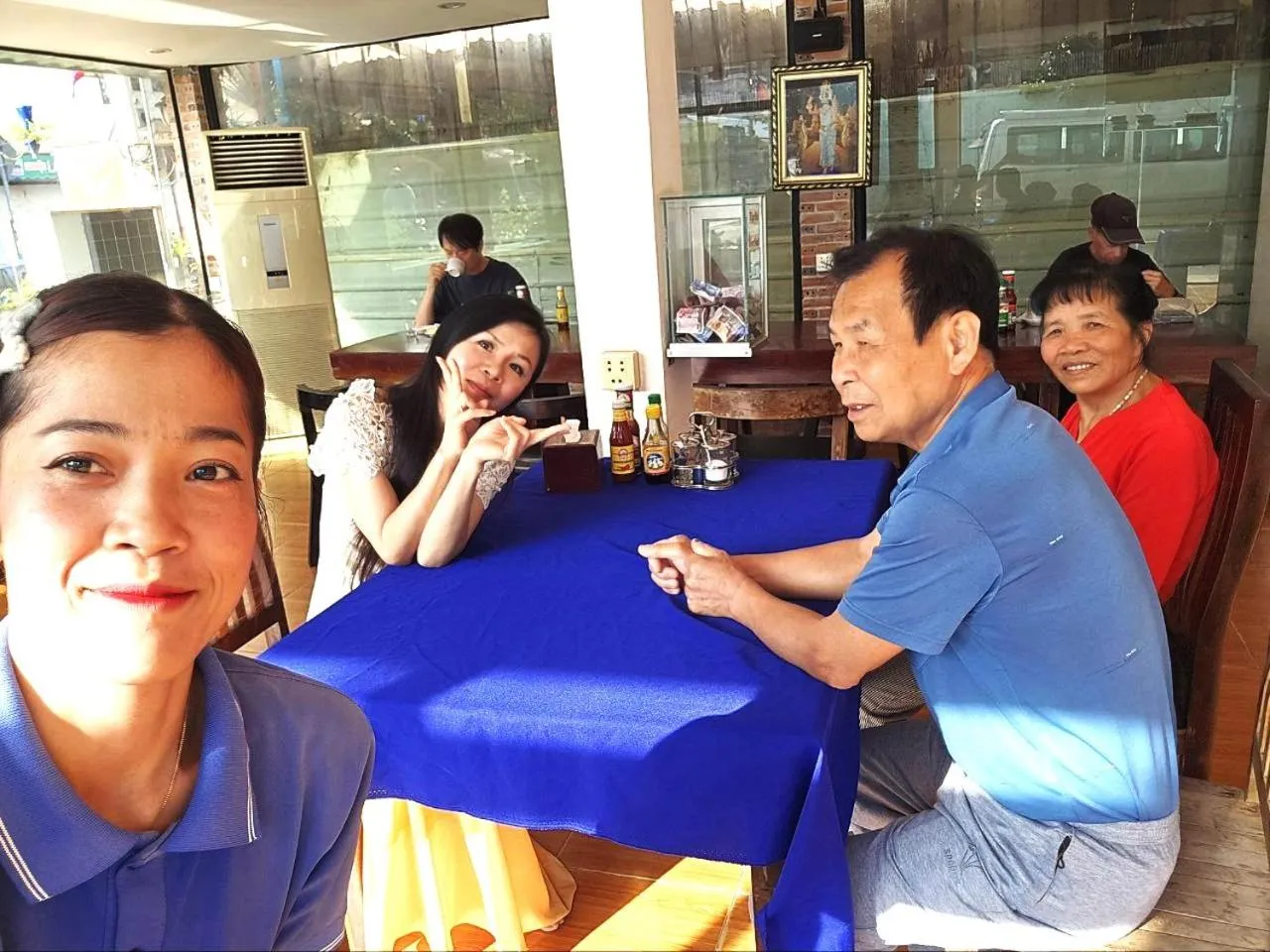 Restaurant/places to eat in Blossoming Romduol Boutique