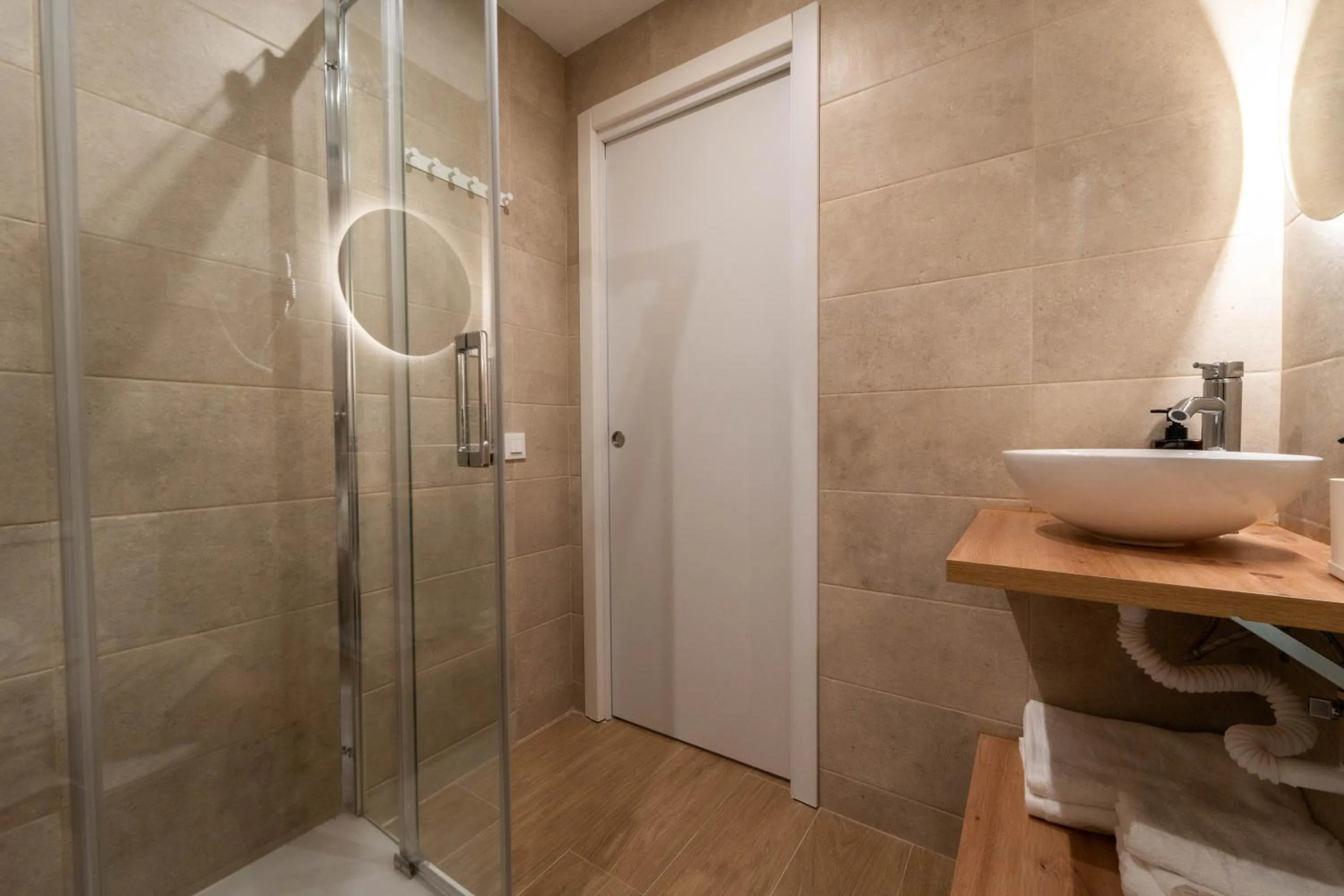 Shower in I'M Room Suites Nuevos Ministerios - Bernabeu 'Digital Access'