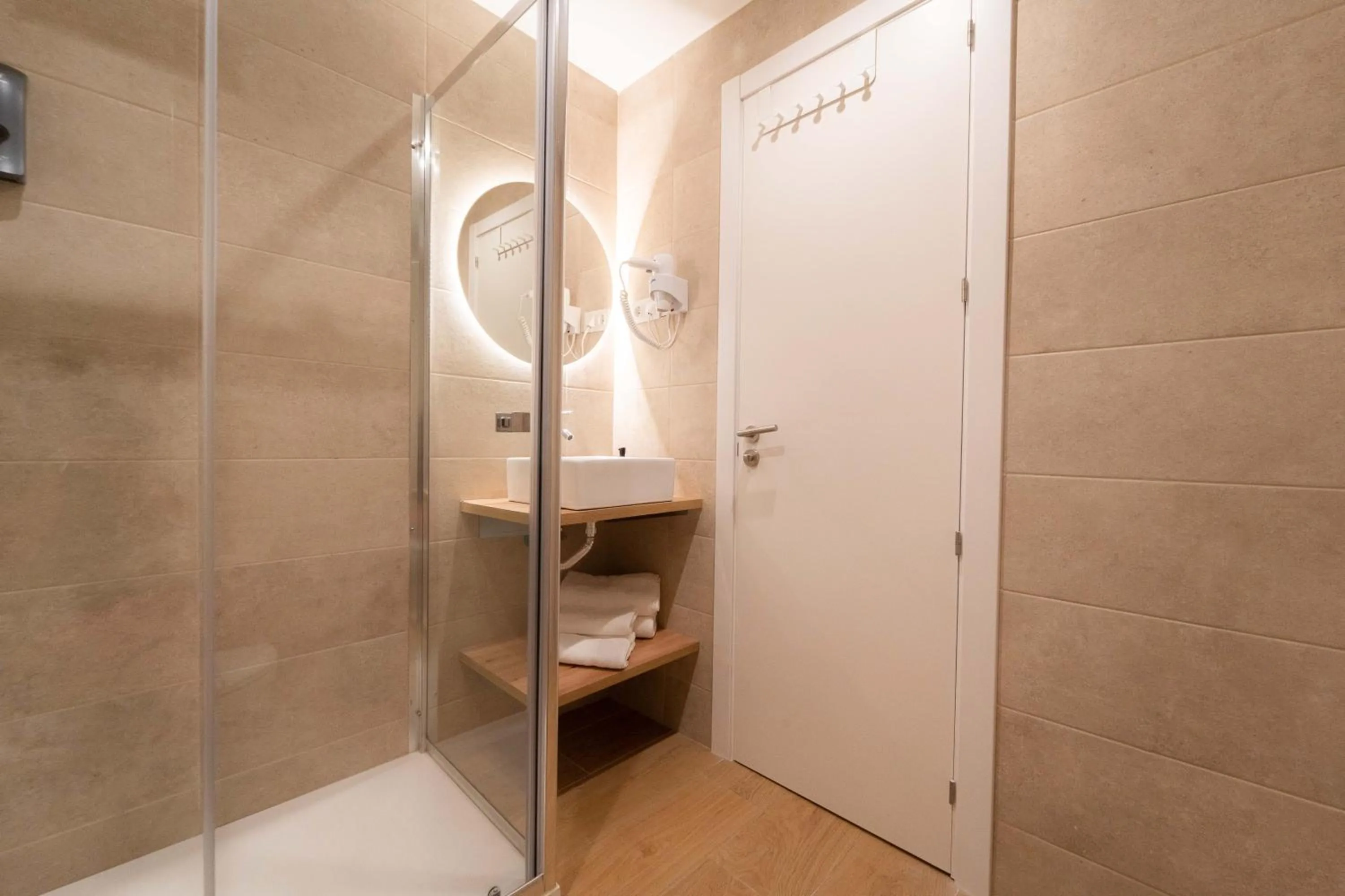 Shower in I'M Room Suites Nuevos Ministerios - Bernabeu 'Digital Access'
