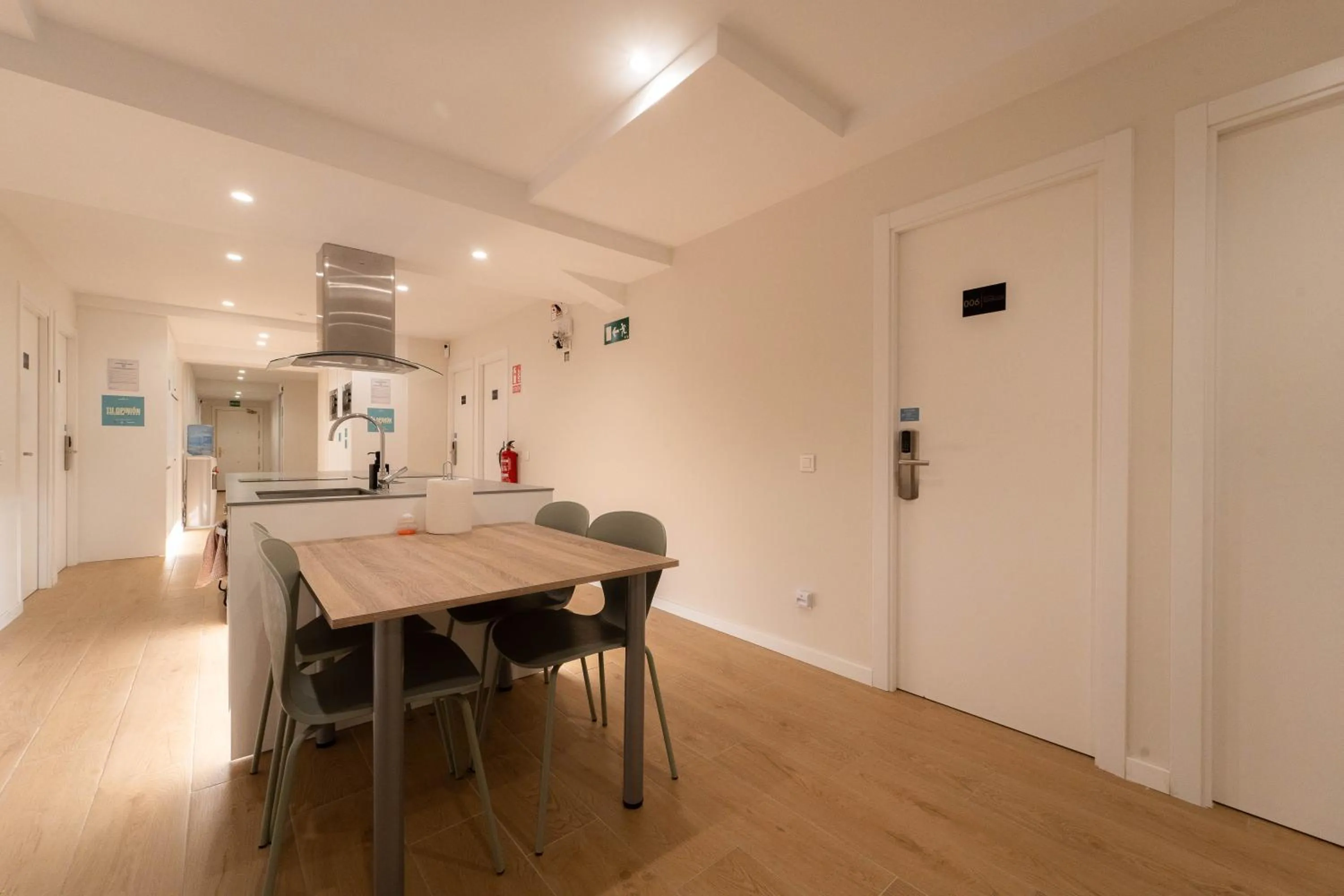 Communal kitchen in I'M Room Suites Nuevos Ministerios - Bernabeu 'Digital Access'