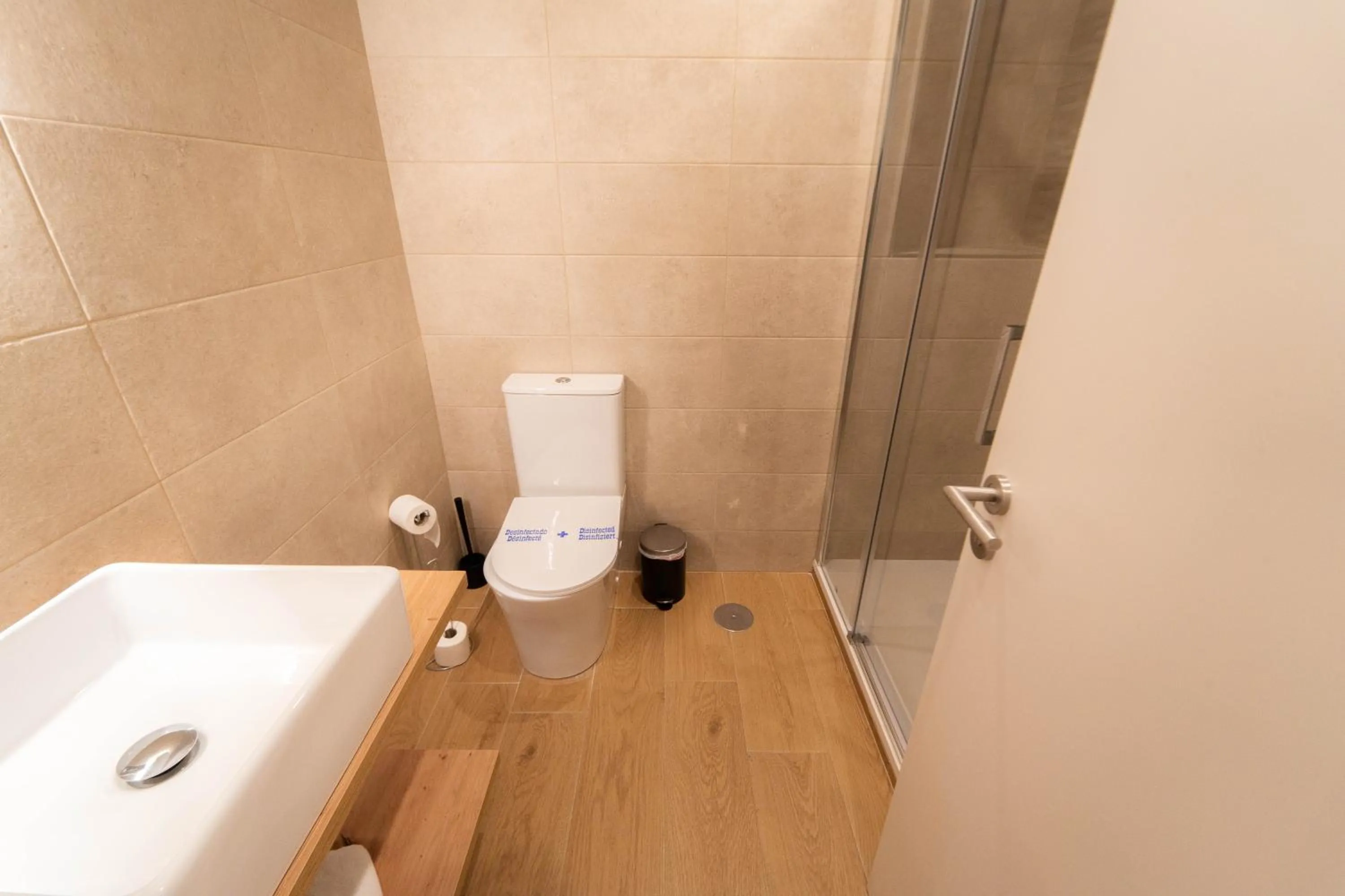 Shower in I'M Room Suites Nuevos Ministerios - Bernabeu 'Digital Access'