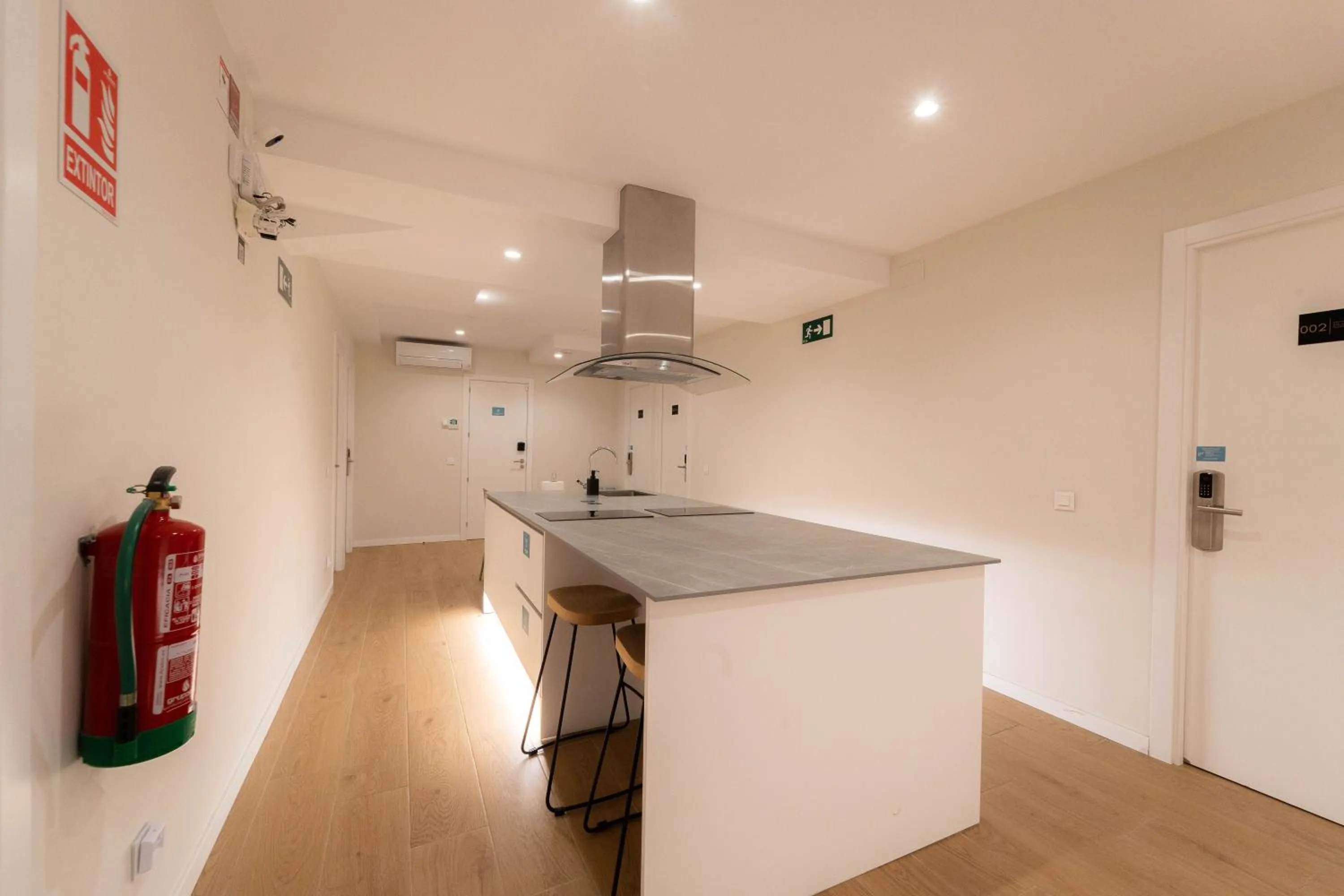 Communal kitchen in I'M Room Suites Nuevos Ministerios - Bernabeu 'Digital Access'