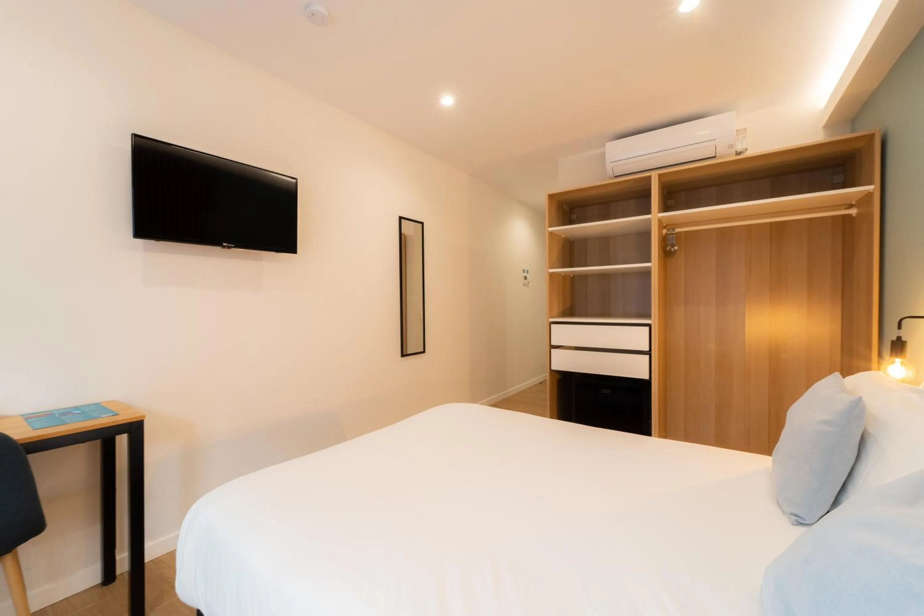 Bed in I'M Room Suites Nuevos Ministerios - Bernabeu 'Digital Access'