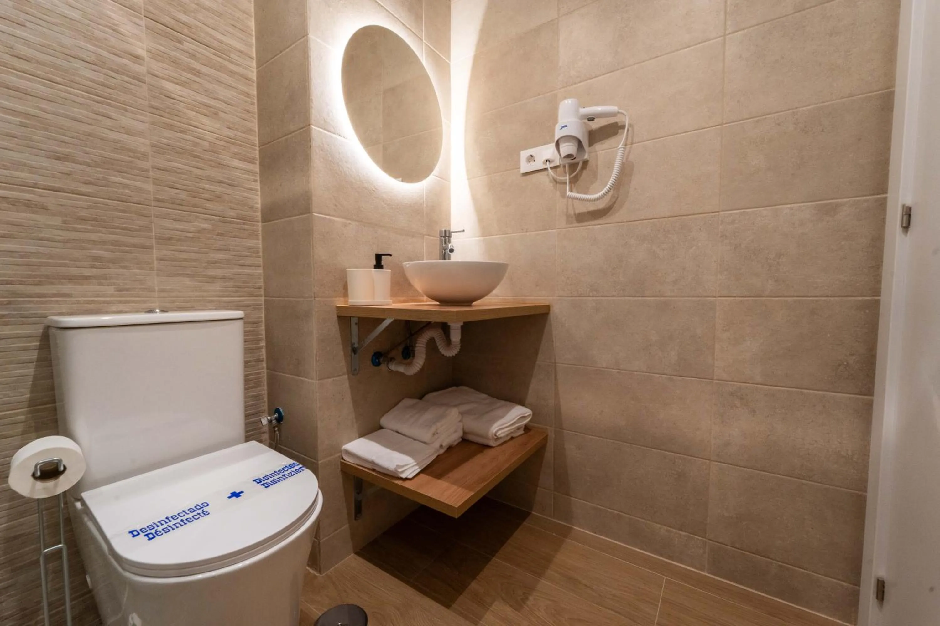 Bathroom in I'M Room Suites Nuevos Ministerios - Bernabeu 'Digital Access'