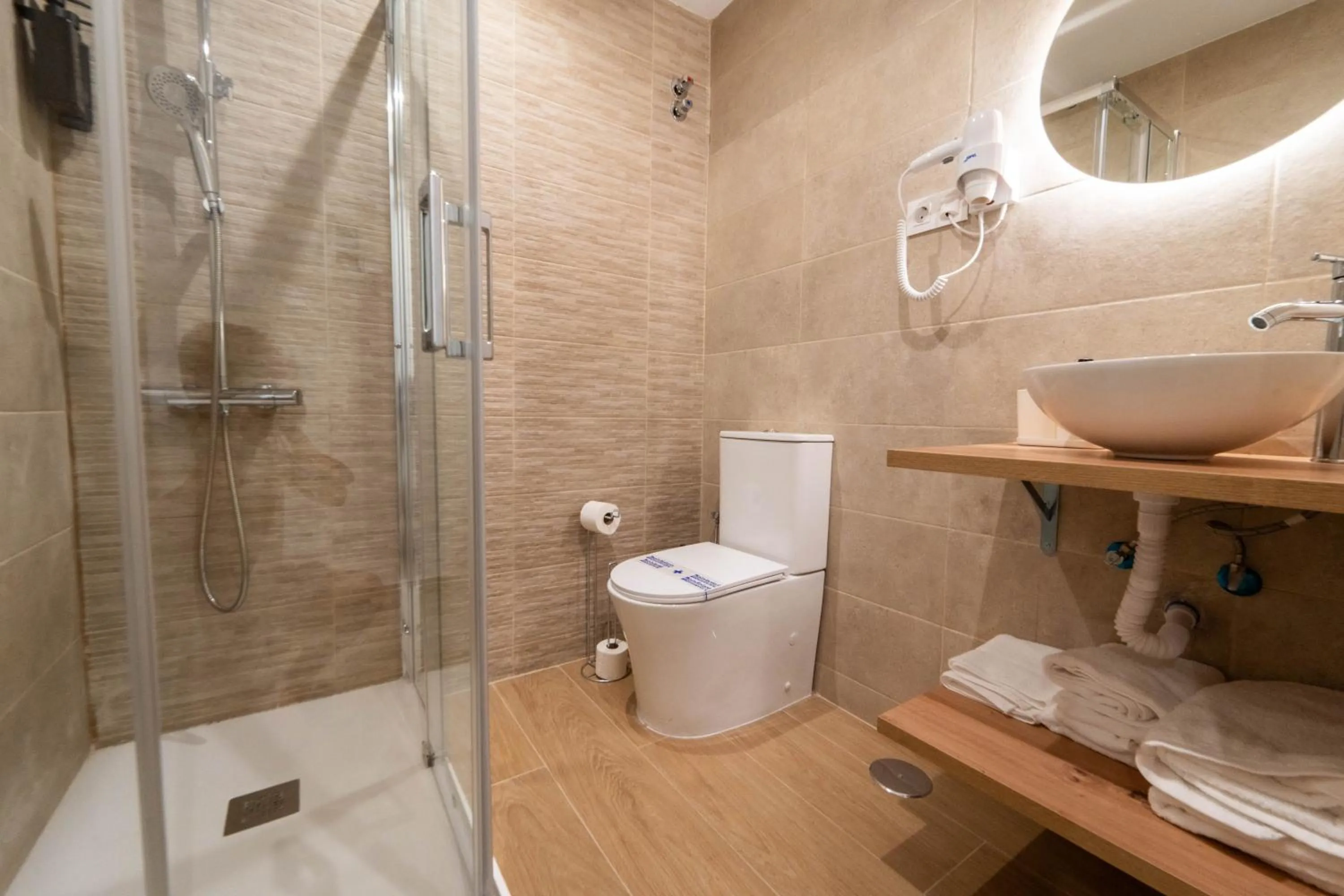 Shower in I'M Room Suites Nuevos Ministerios - Bernabeu 'Digital Access'