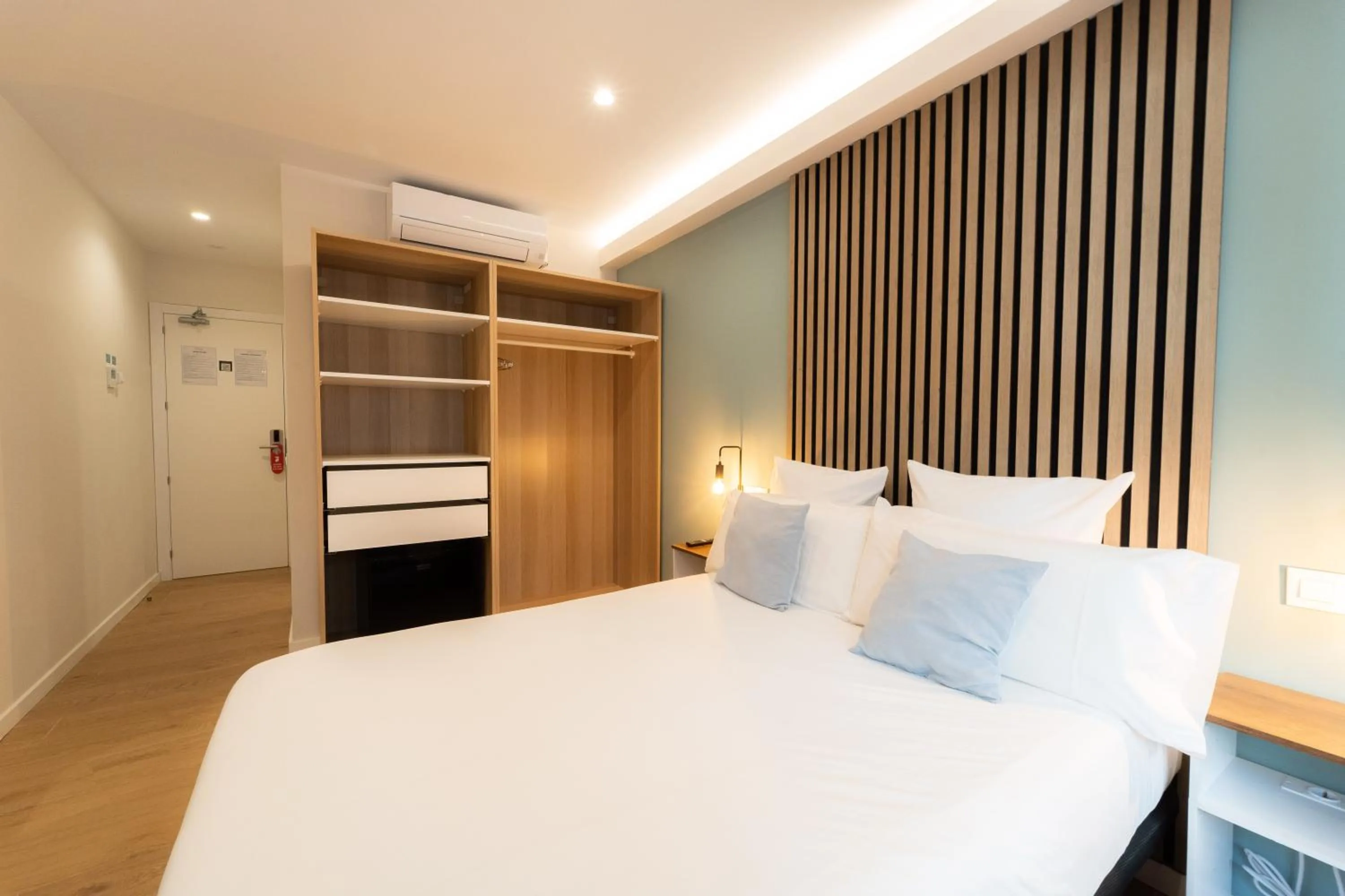 Bed in I'M Room Suites Nuevos Ministerios - Bernabeu 'Digital Access'