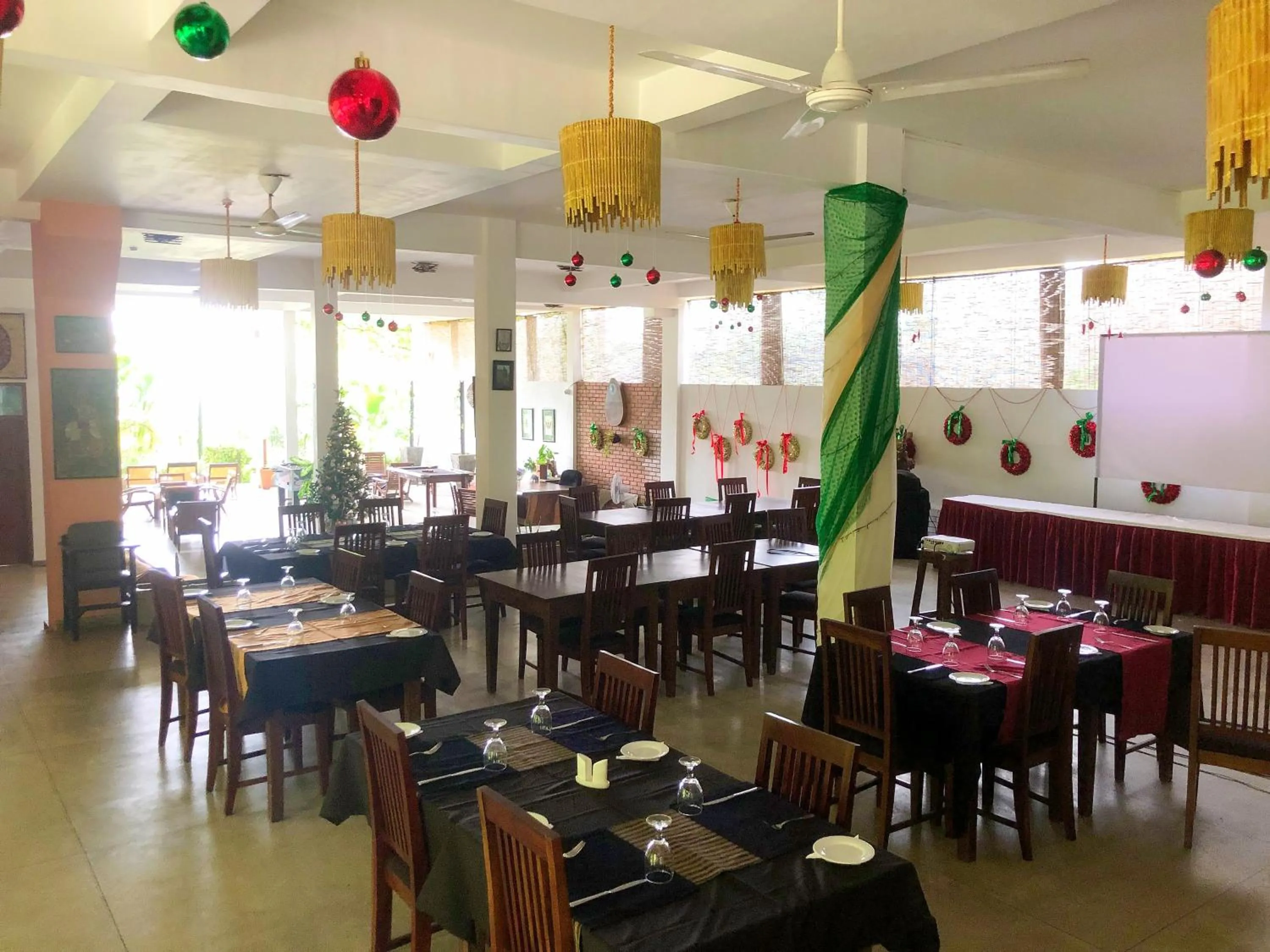 Restaurant/places to eat in Esprit d'Ici Hotel