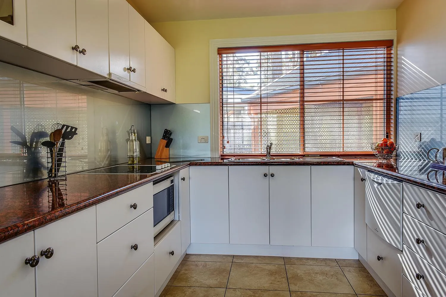 Kitchen or kitchenette in Waverley House Cottages
