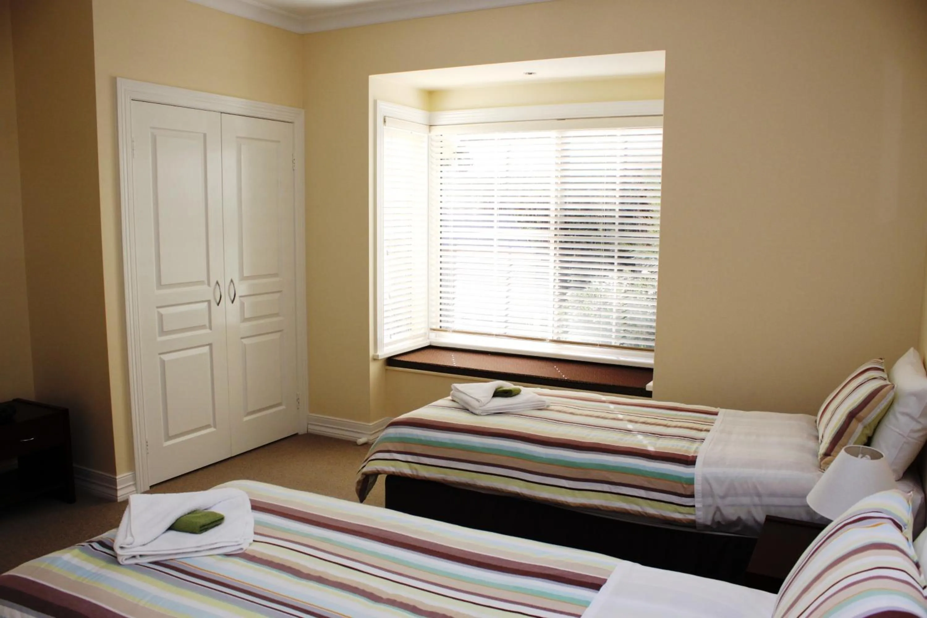 Bedroom, Bed in Waverley House Cottages