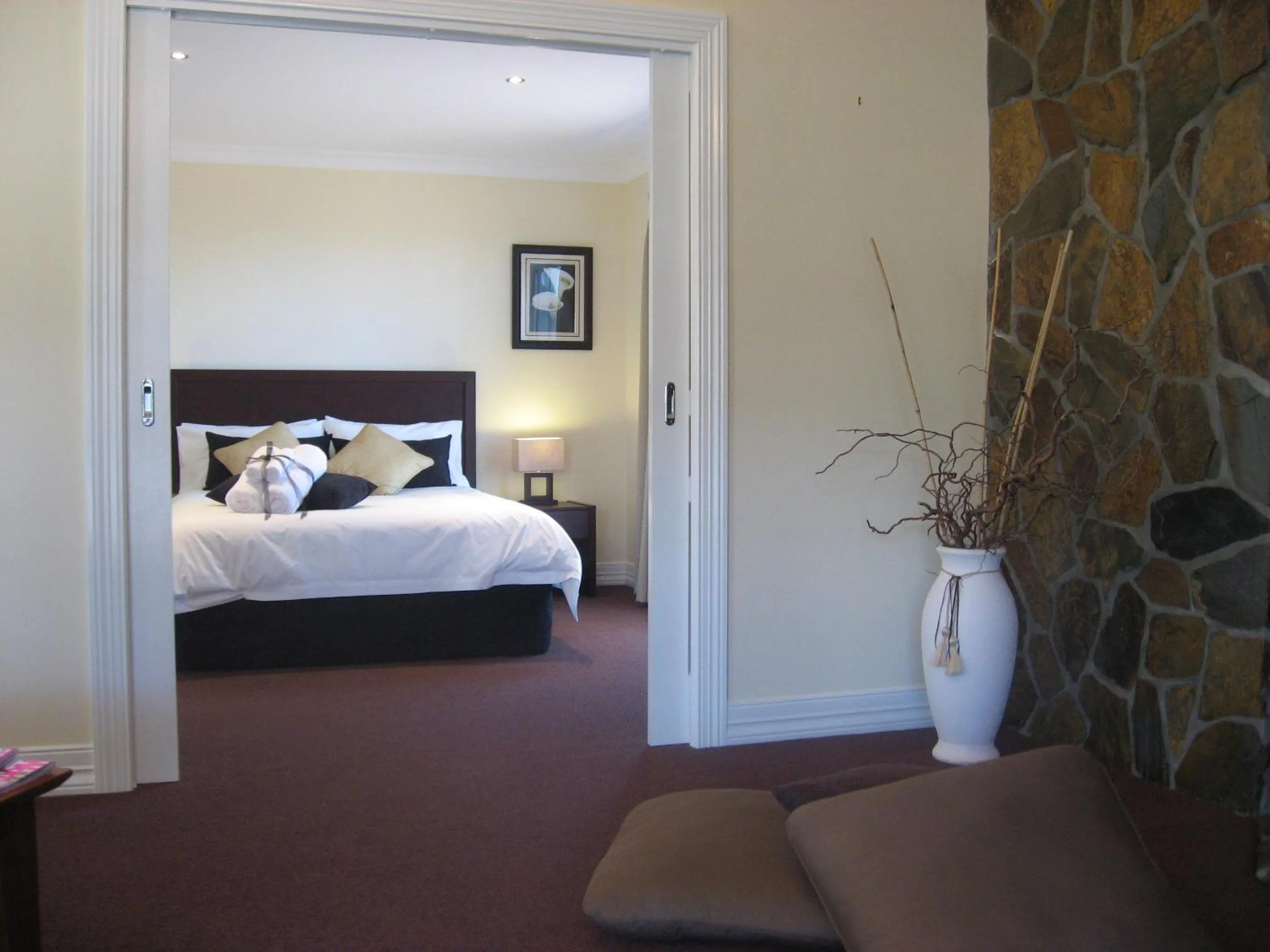 Bedroom, Bed in Waverley House Cottages