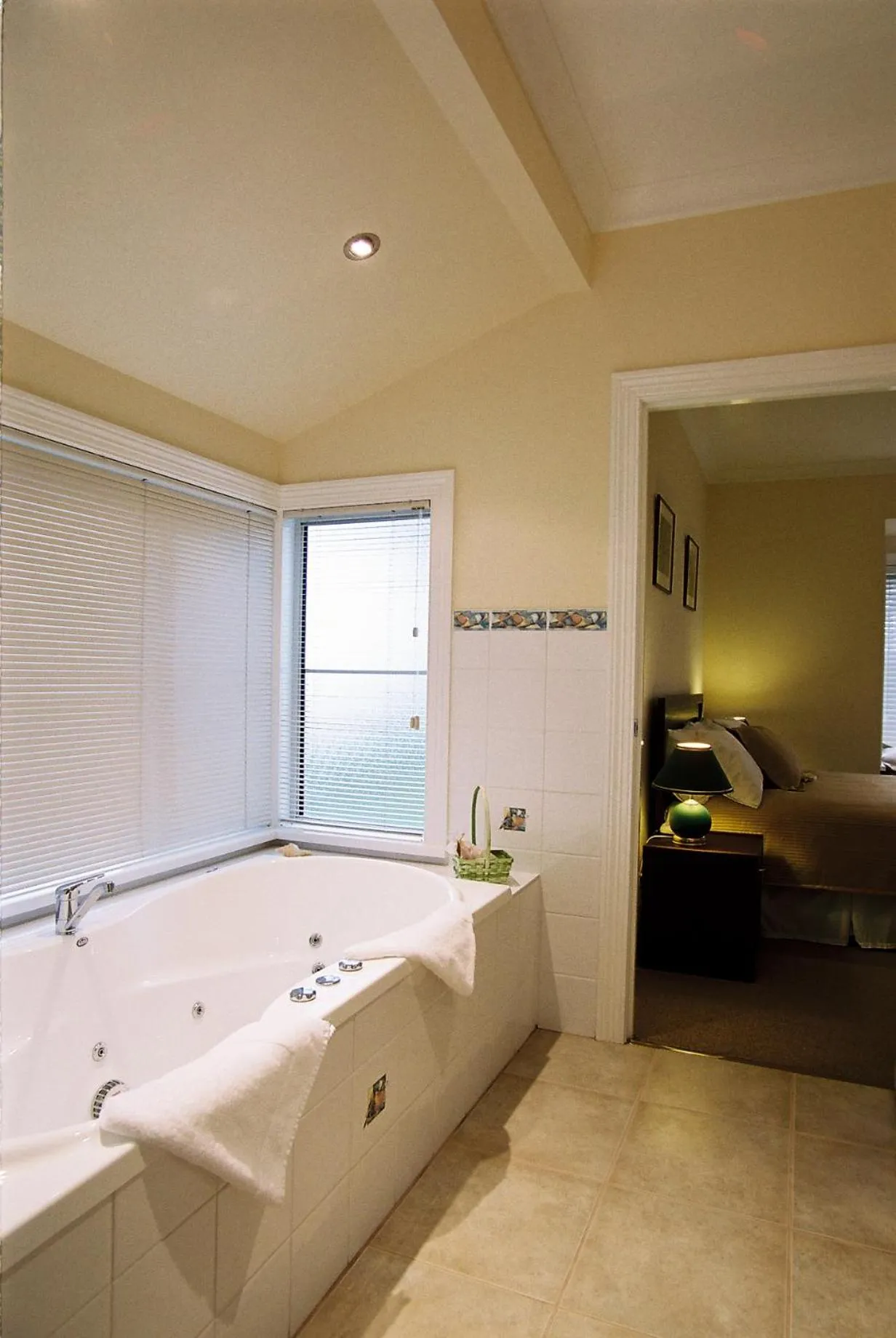 Bathroom, Bed in Waverley House Cottages