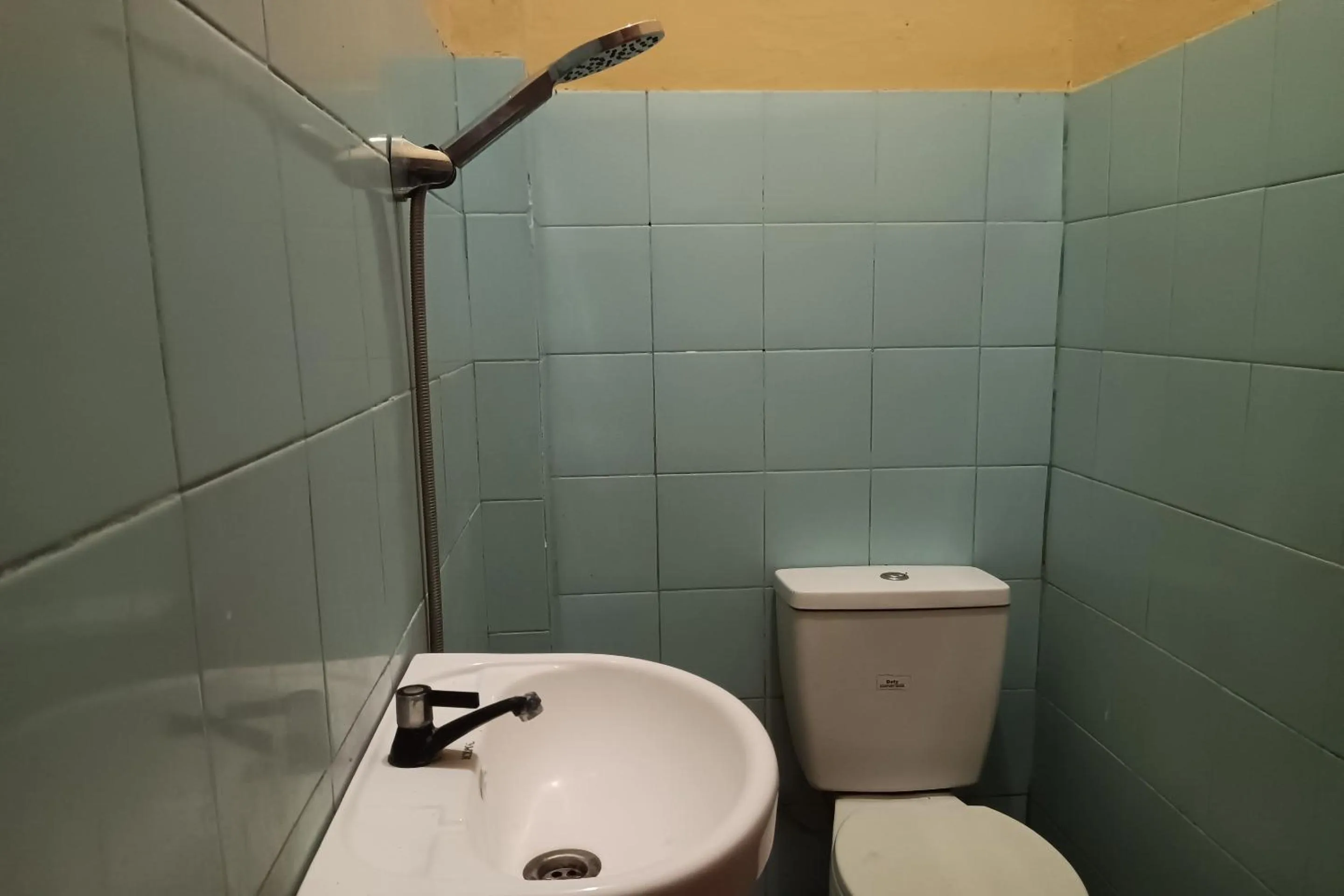 Bathroom in OYO 93479 Hotel Jaguar Sentani
