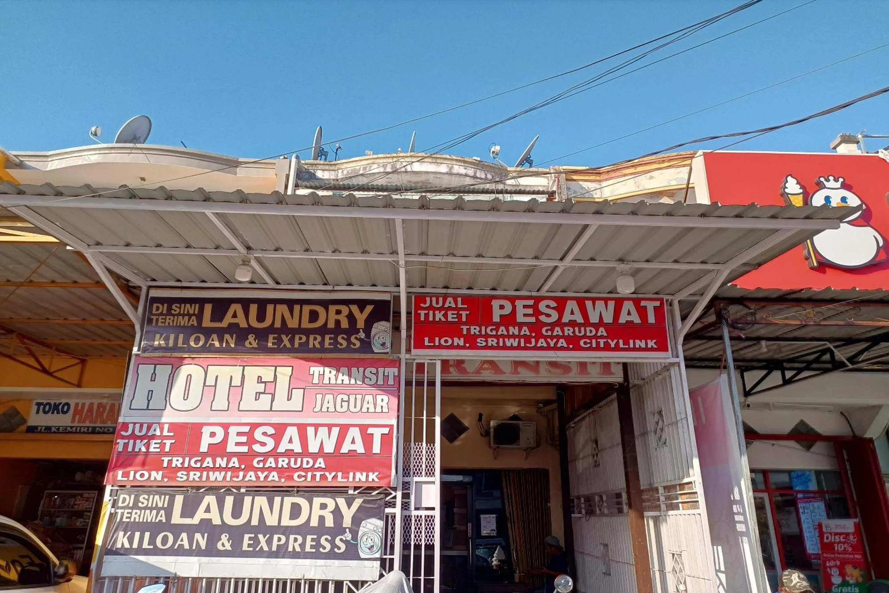 Facade/entrance in OYO 93479 Hotel Jaguar Sentani