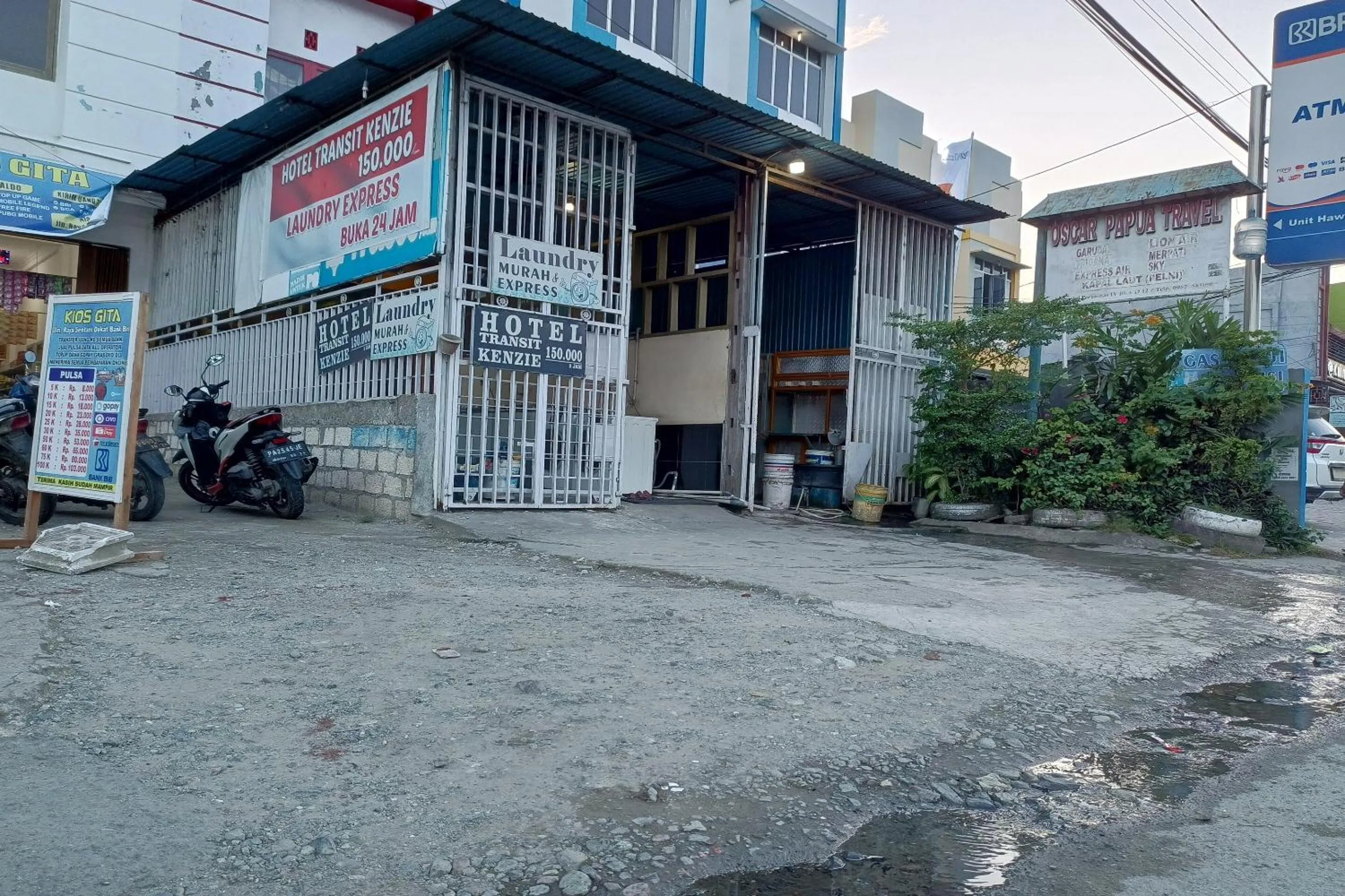 Facade/entrance in OYO 93485 Hotel Kenzie Sentani