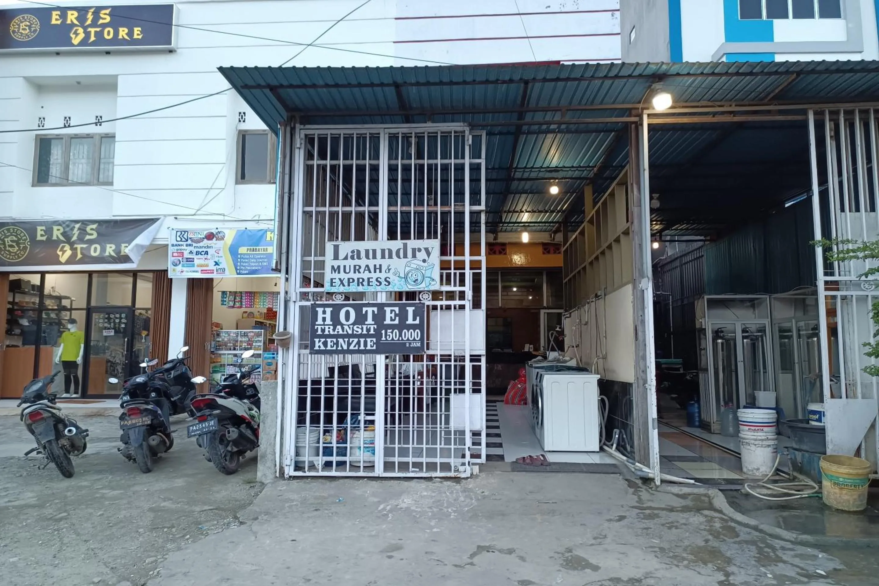Facade/entrance in OYO 93485 Hotel Kenzie Sentani
