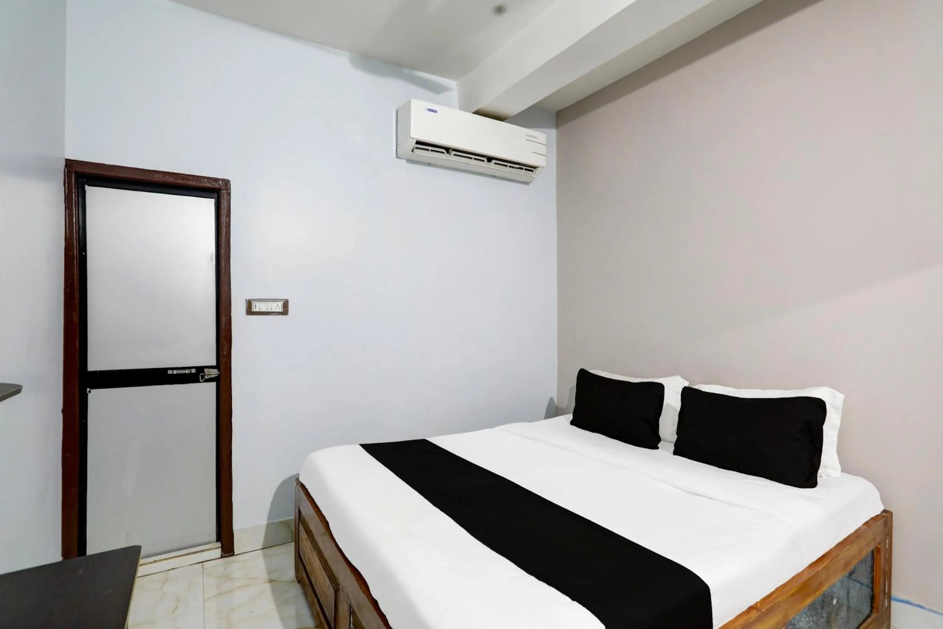 Bedroom, Bed in Hotel O Midnight