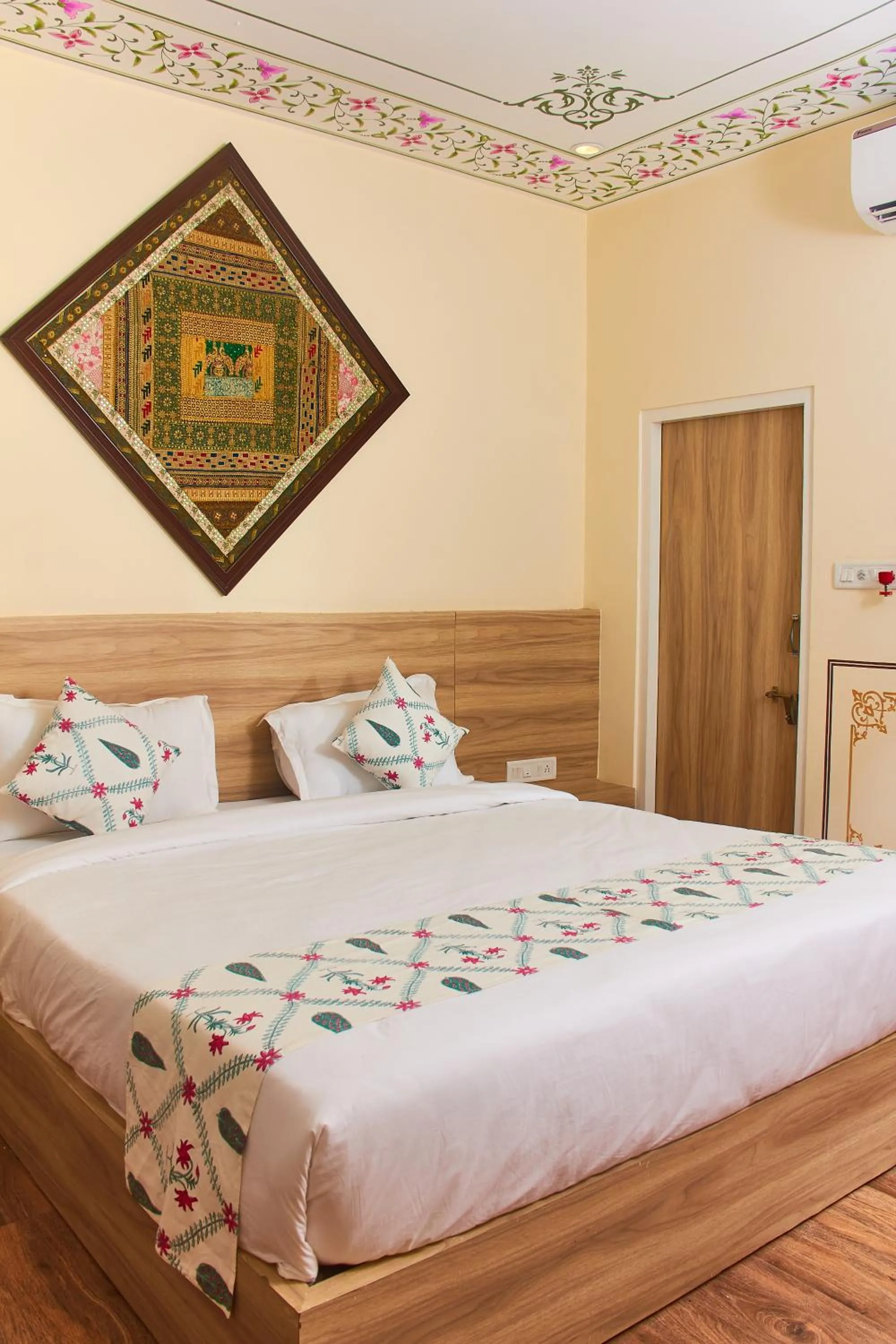 Photo of the whole room, Bed in Ranthambhore Uday Vilas