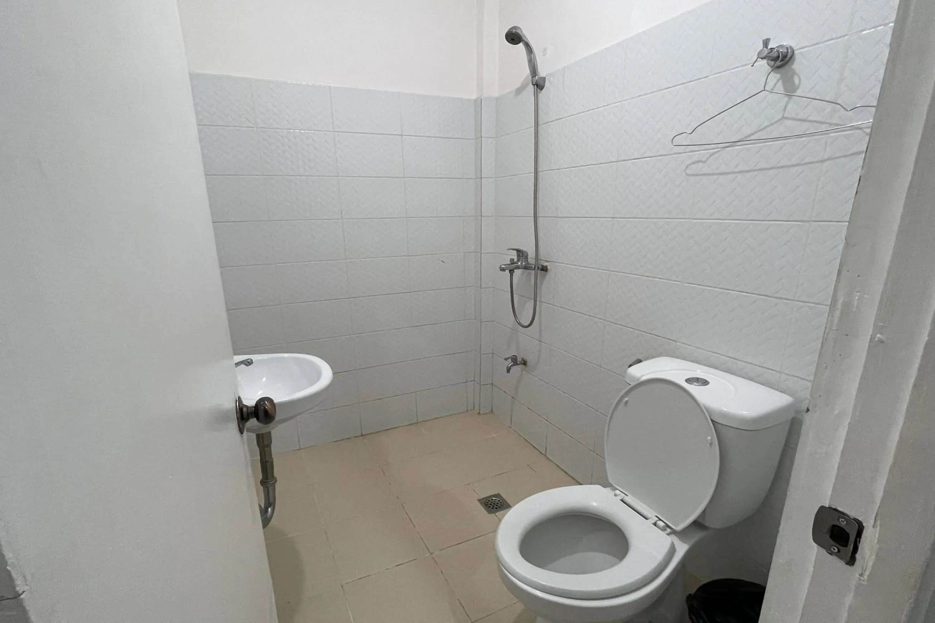 Shower in Casa de Praxides Tourist Inn Palawan