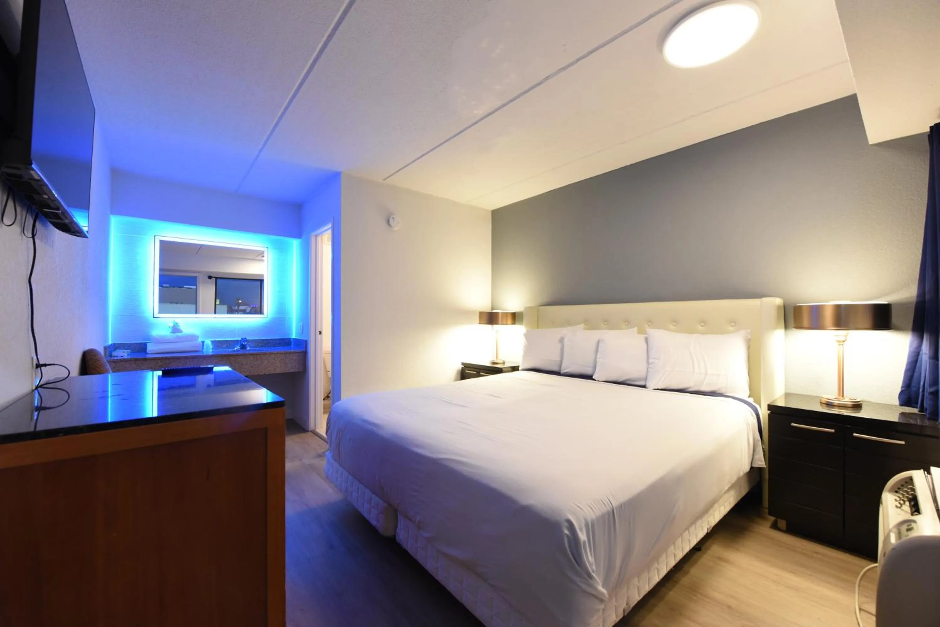 Bed in Boardwalk Suites Baton Rouge