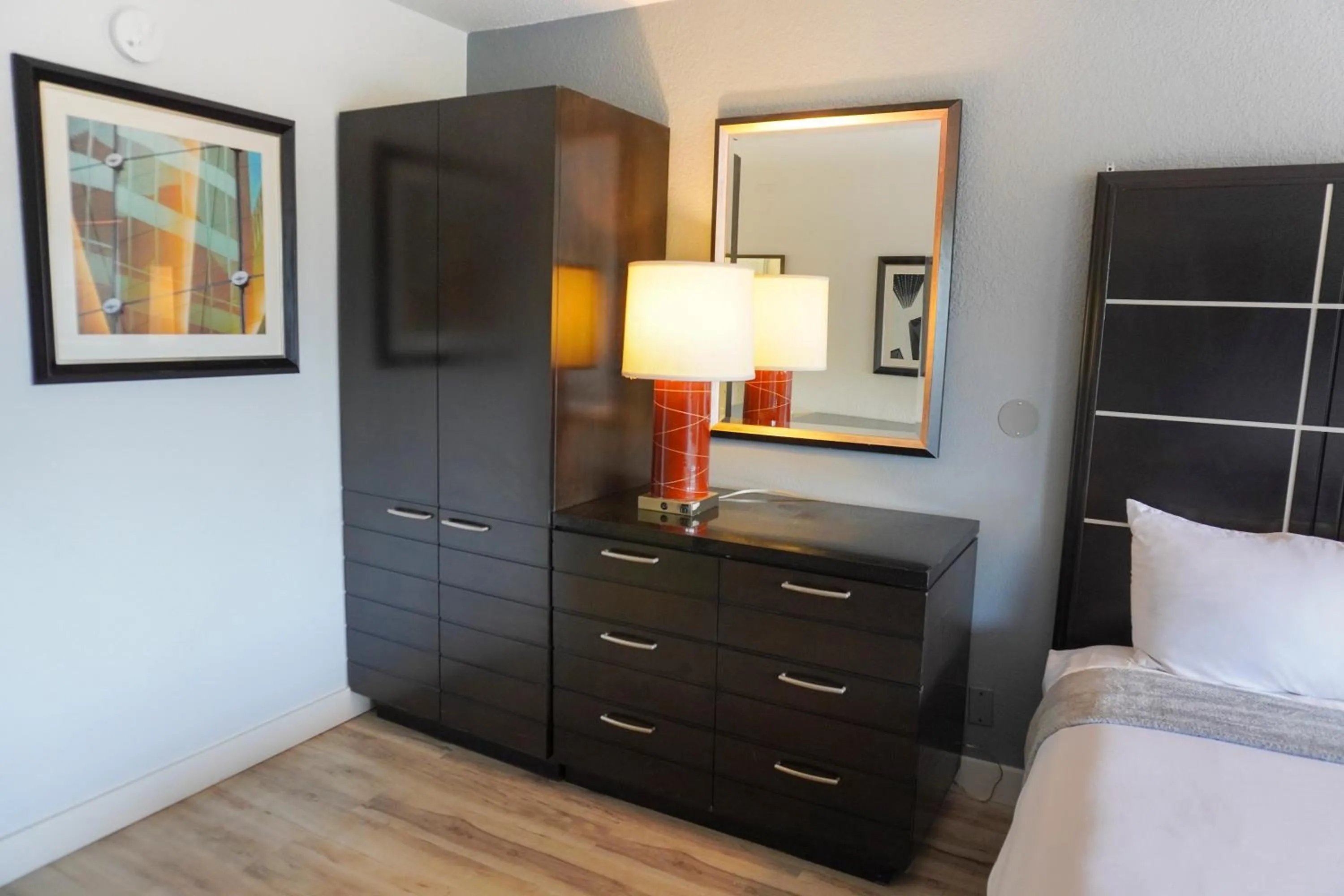 Bed in Boardwalk Suites Baton Rouge