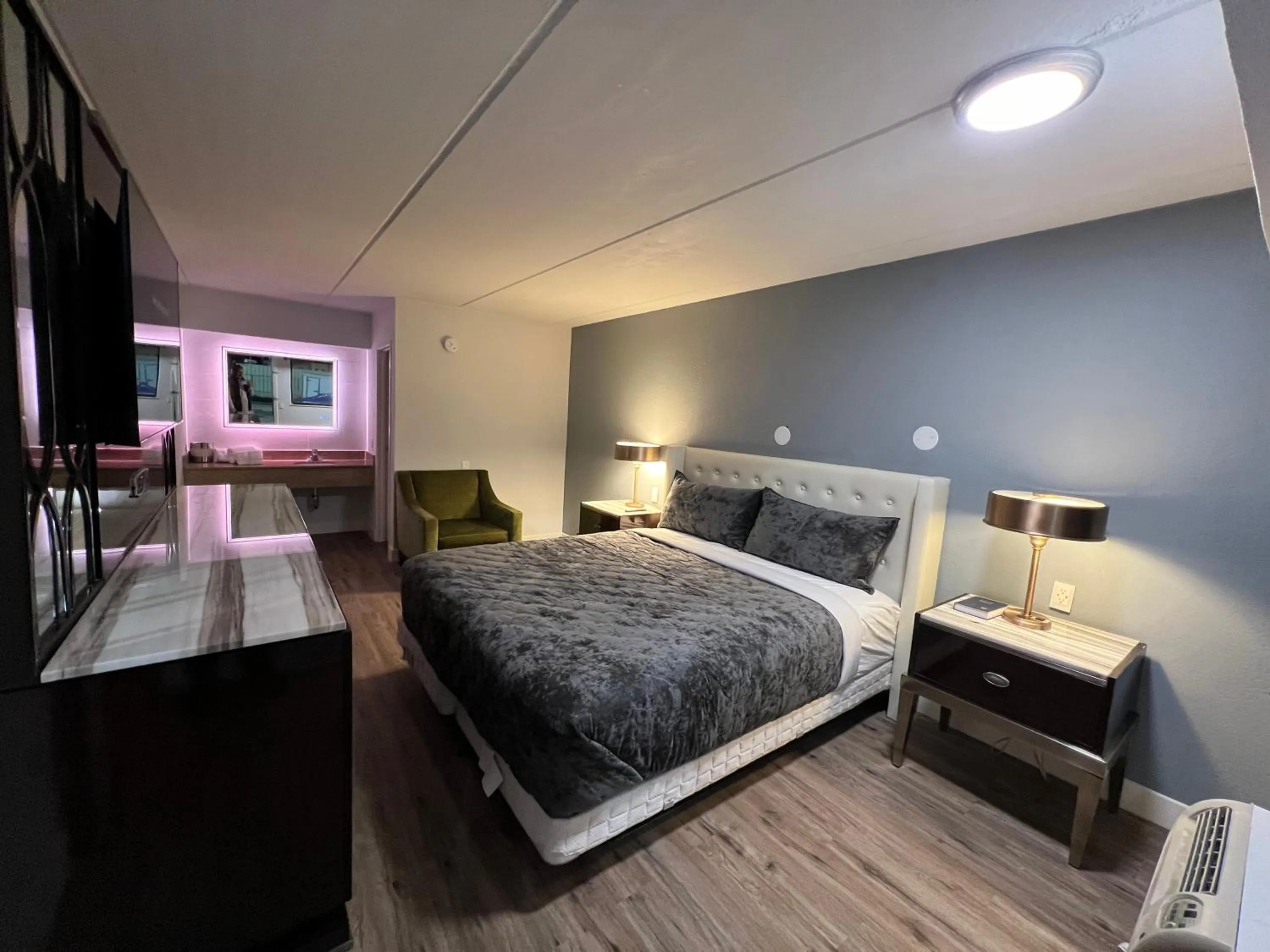 Photo of the whole room, Bed in Boardwalk Suites Baton Rouge